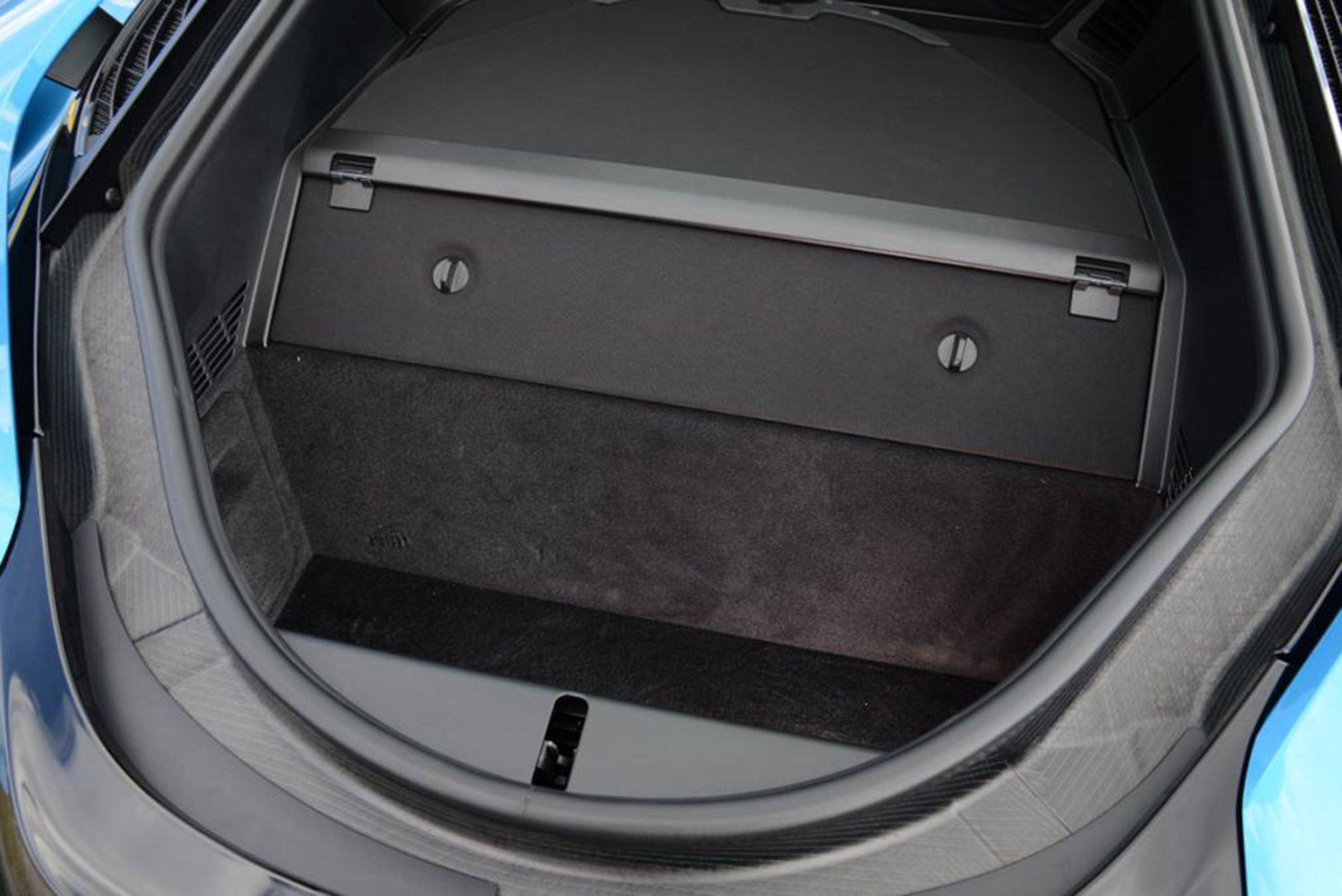 Used BMW i8 - boot