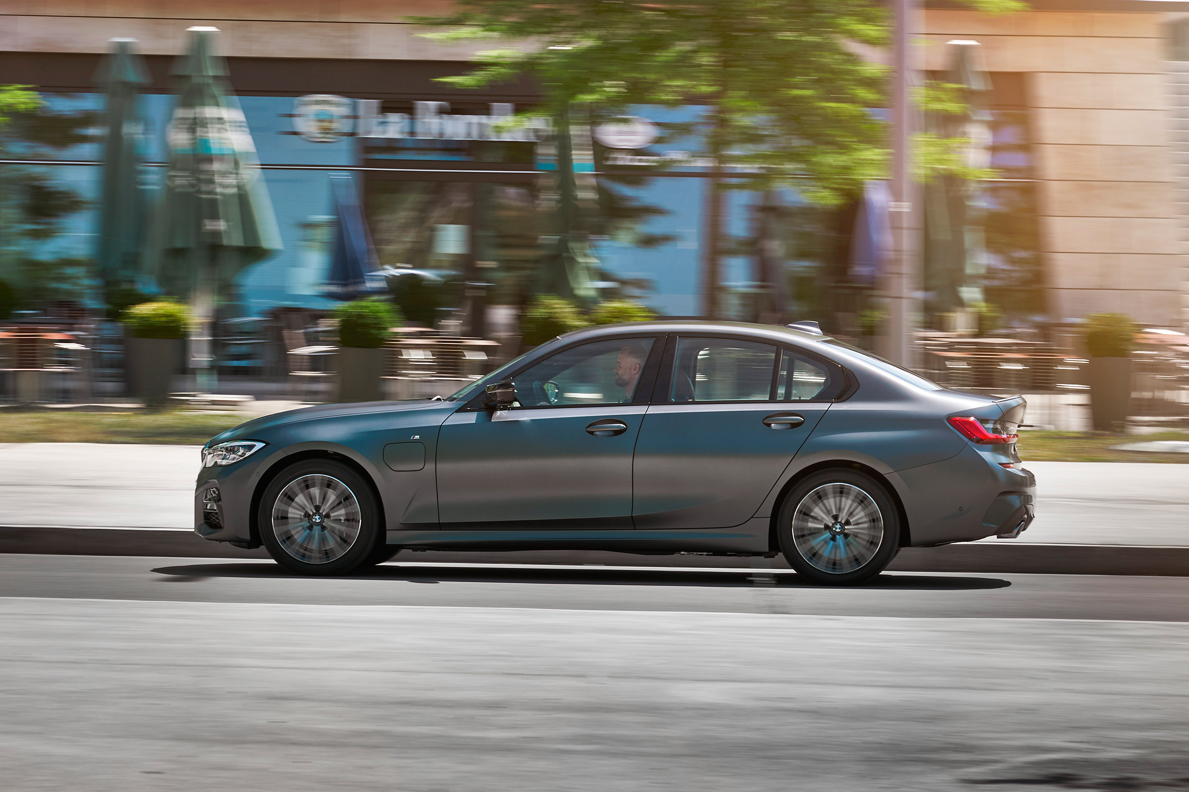 BMW 330e - side