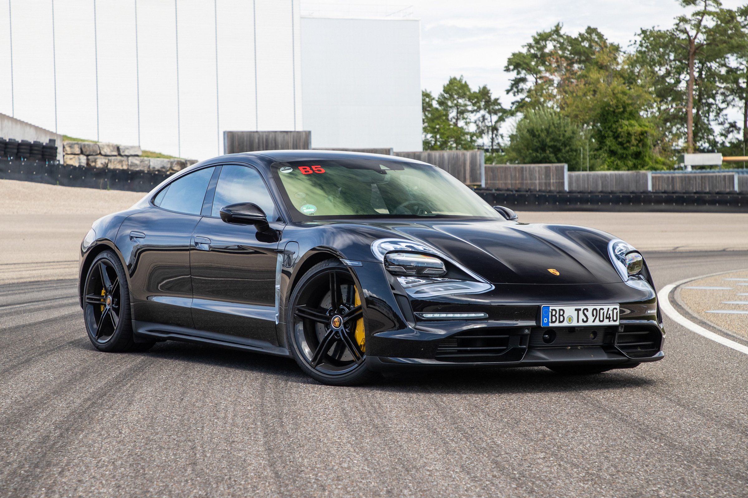 Porsche Taycan - front static