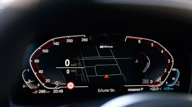 BMW 330e - dials detail
