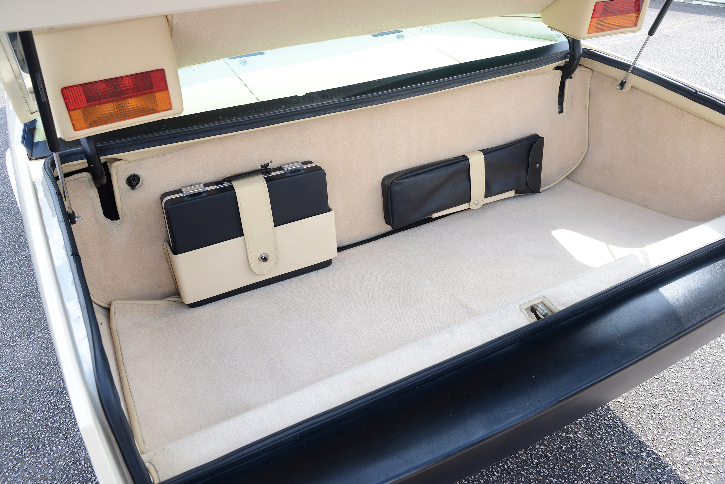 Aston Martin Lagonda - boot