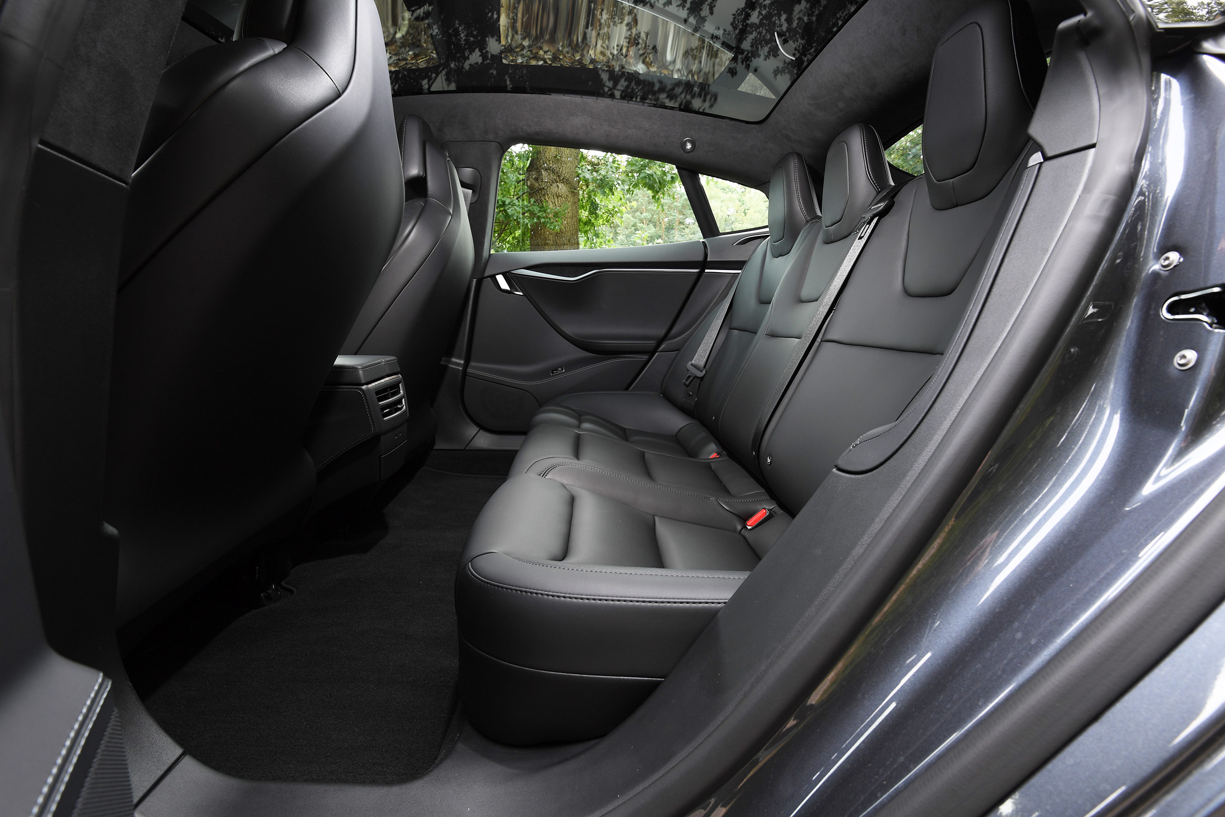 Tesla Model S Long Range - rear seats
