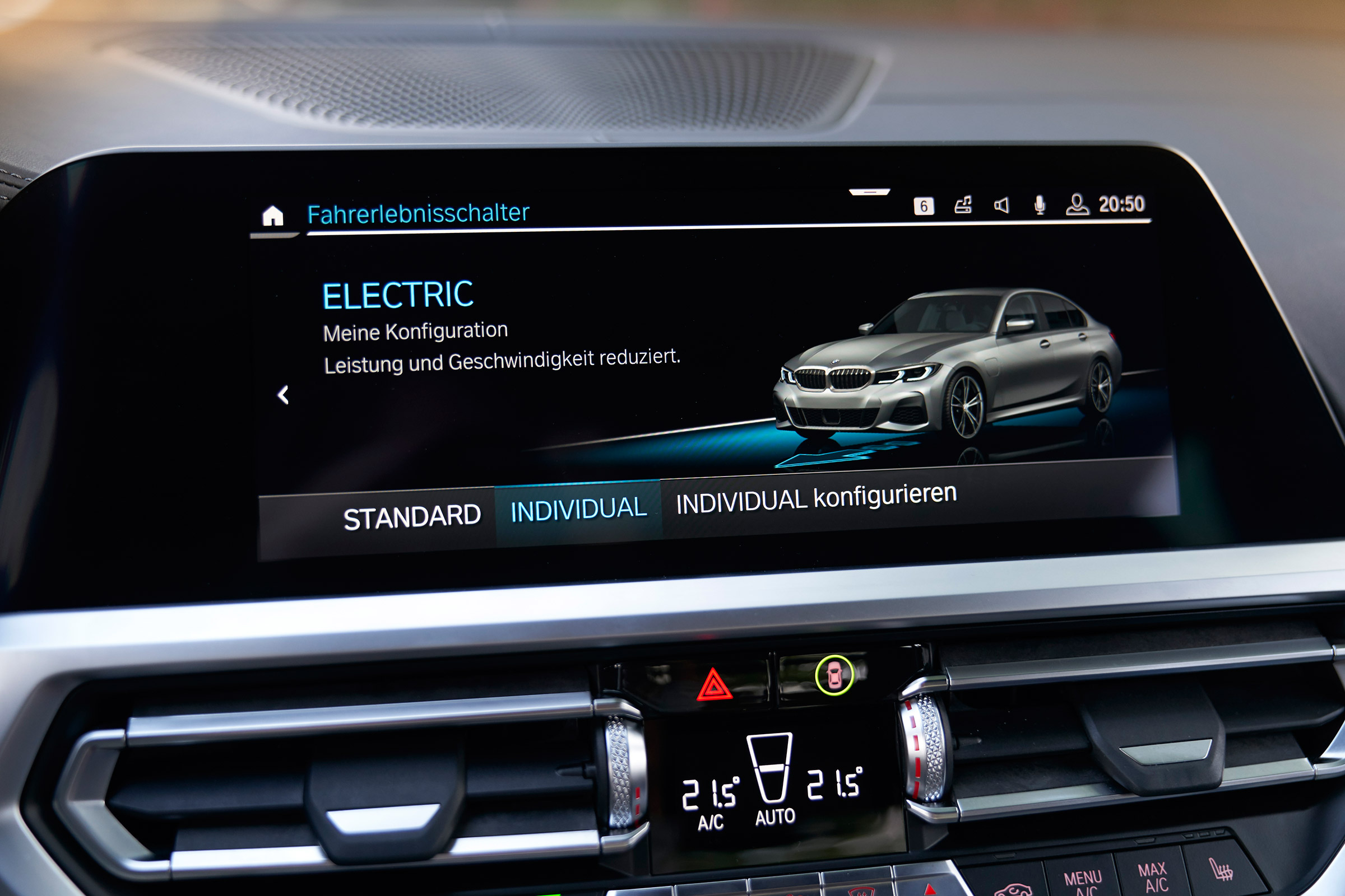 BMW 330e - infotainment
