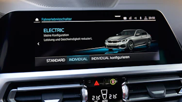 BMW 330e - infotainment