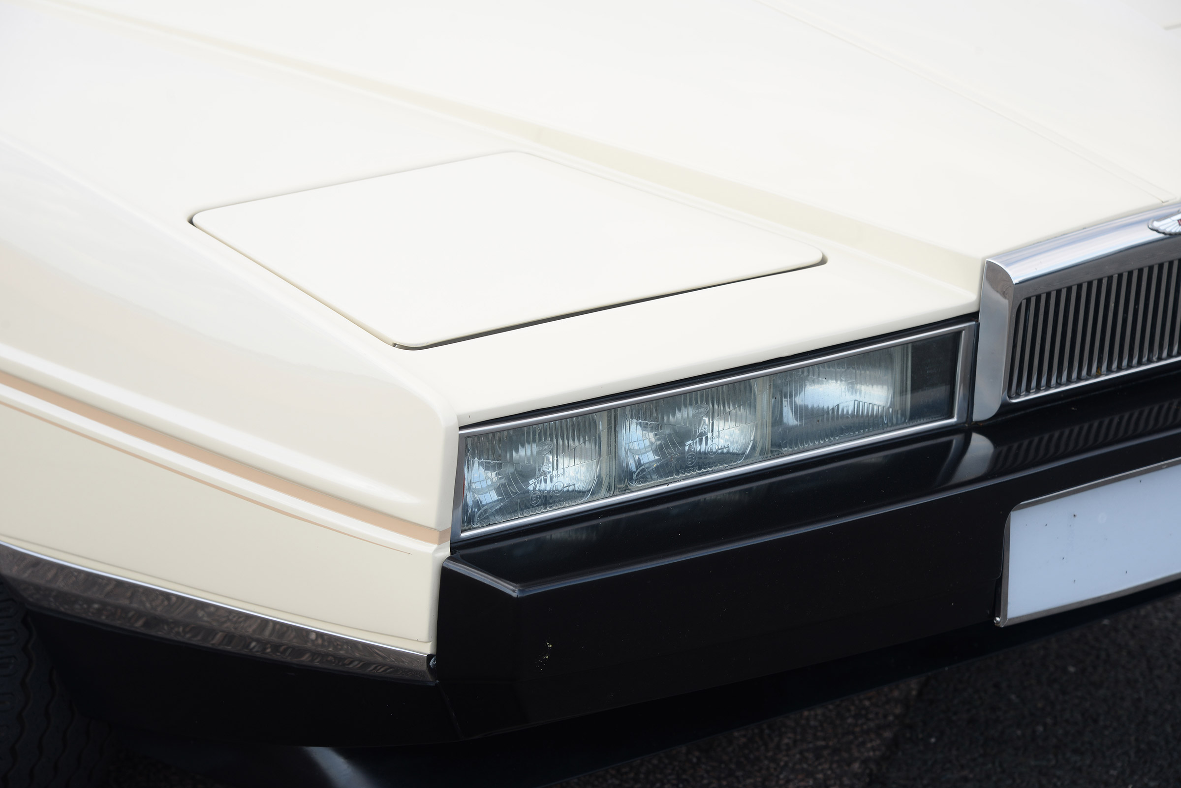 Aston Martin Lagonda - front light