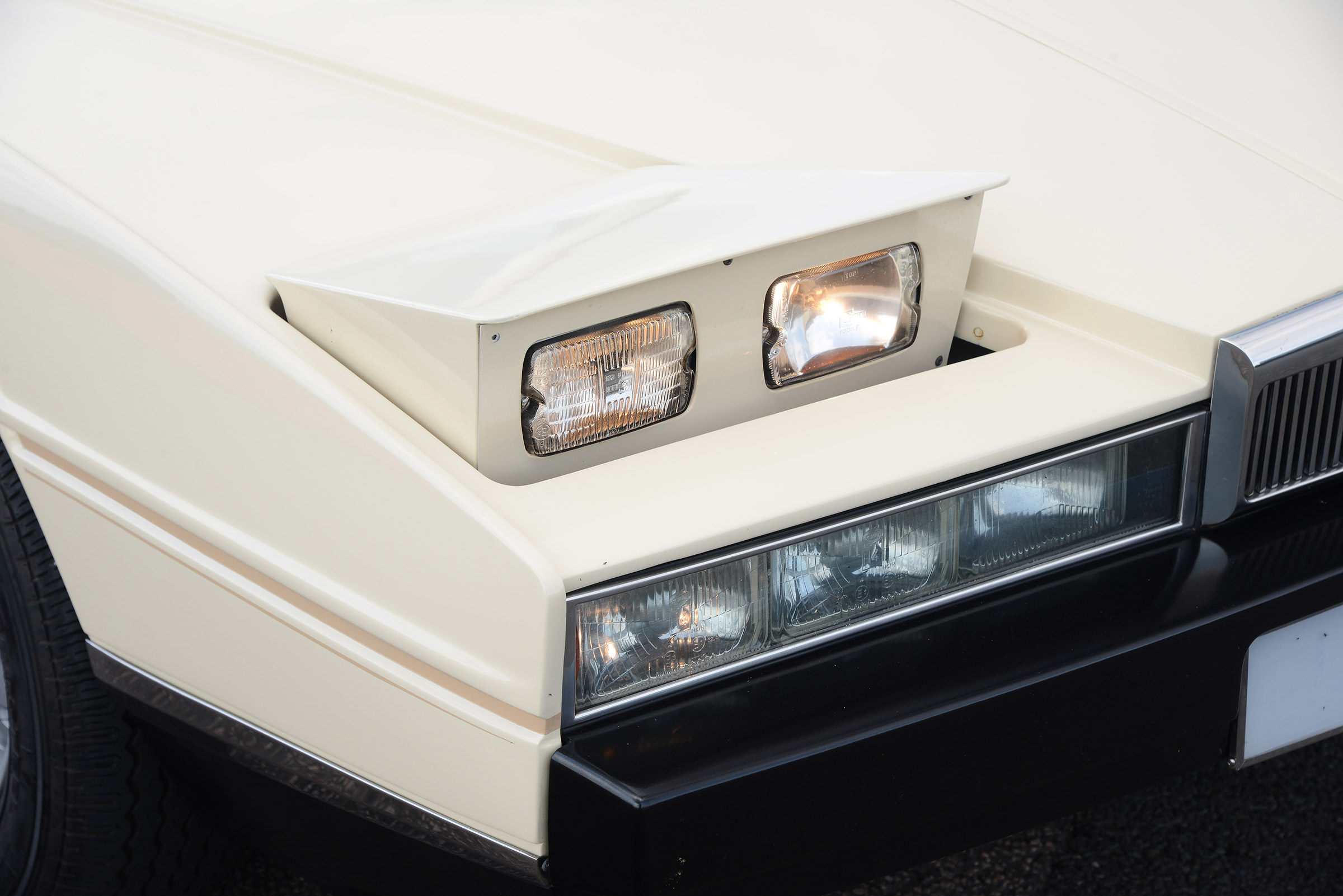 Aston Martin Lagonda - light pop-up