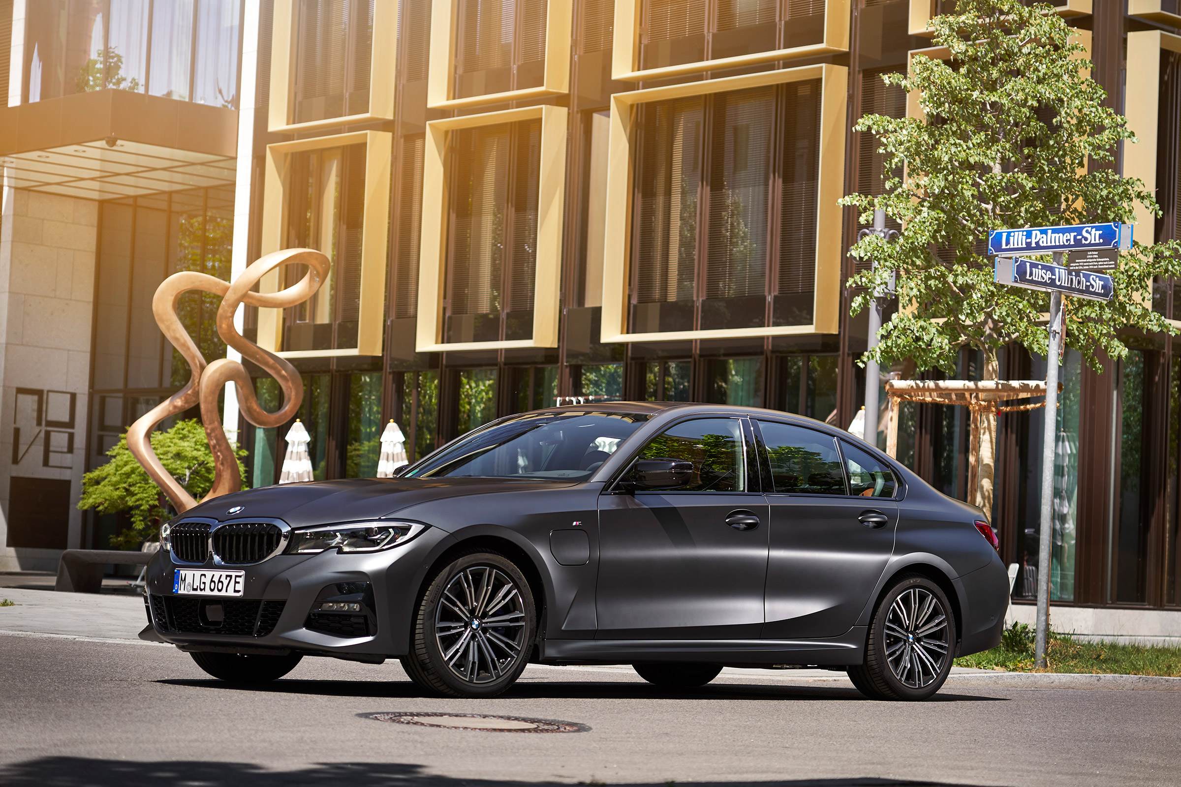 BMW 330e - front static