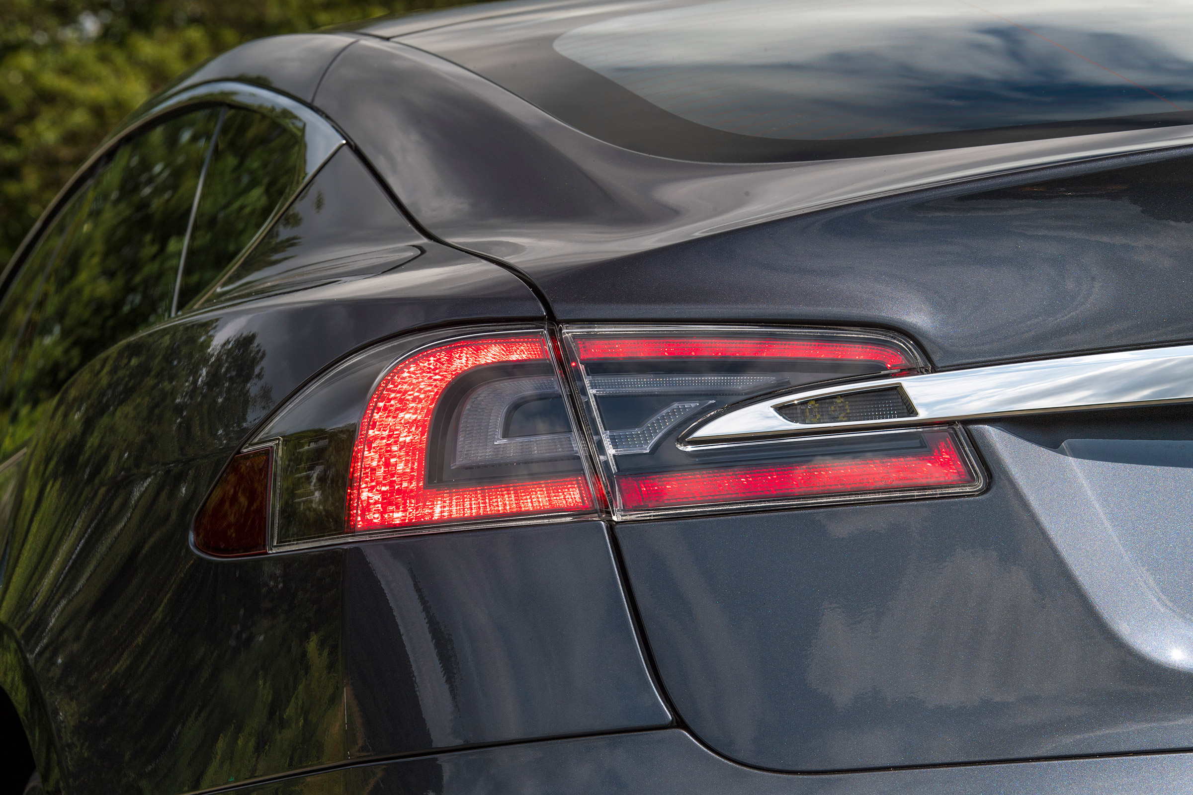Tesla Model S Long Range - rear light