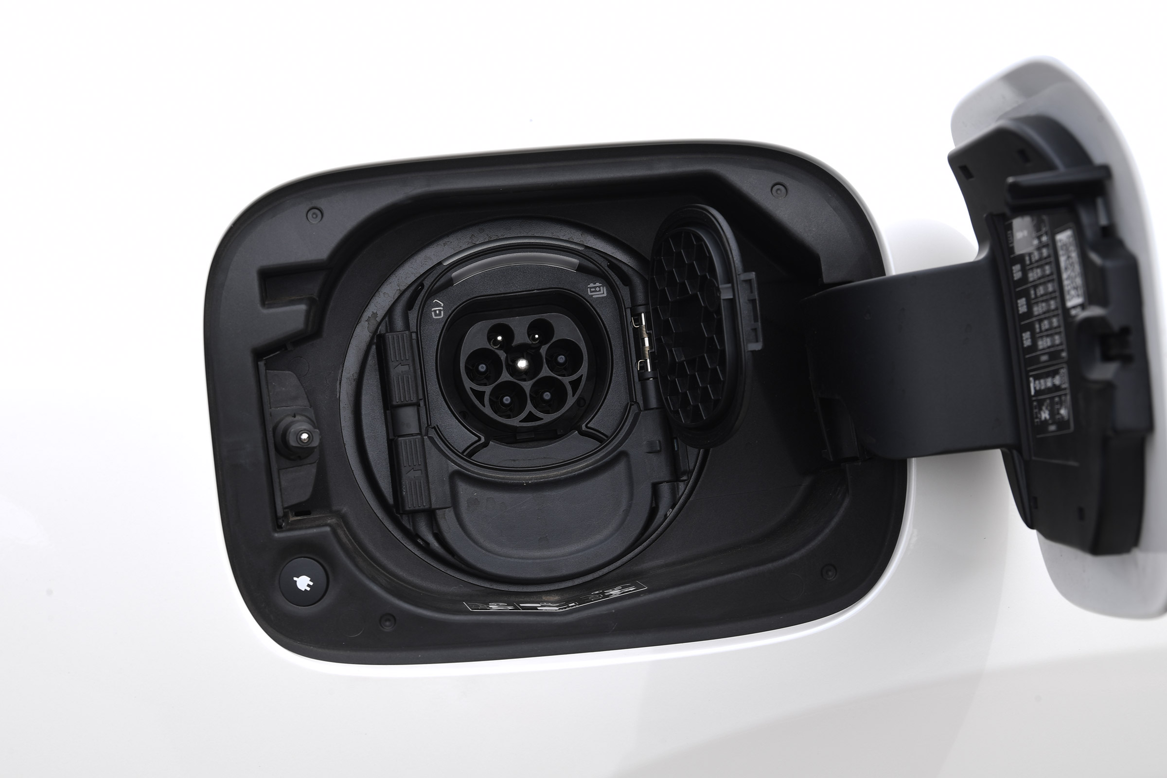 Mercedes EQC - charging port