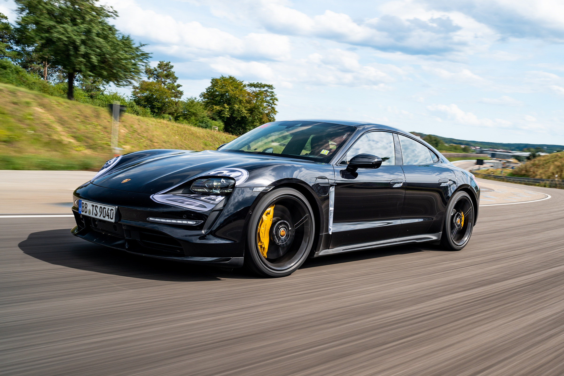 Porsche Taycan - front tracking