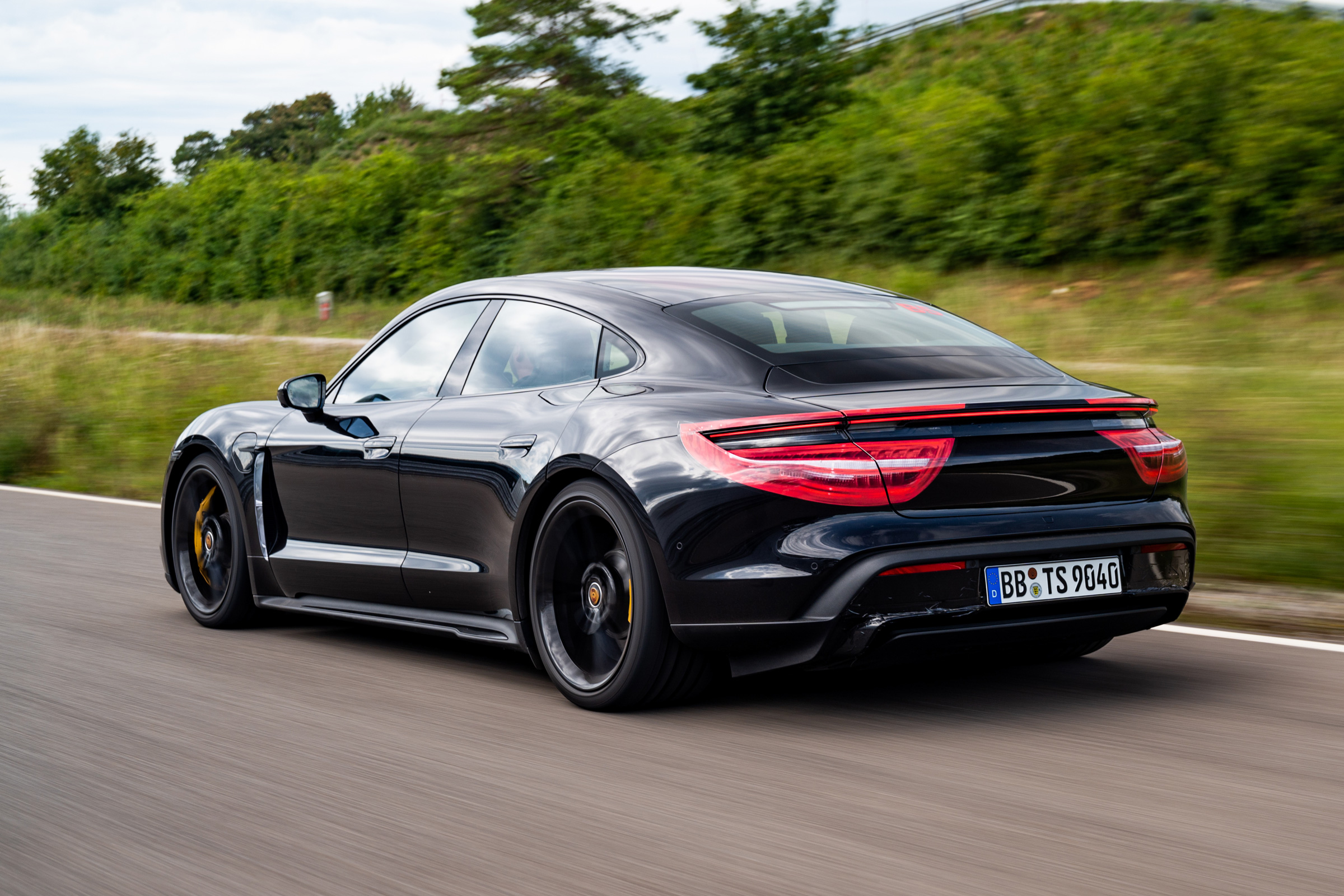 Porsche Taycan - front tracking
