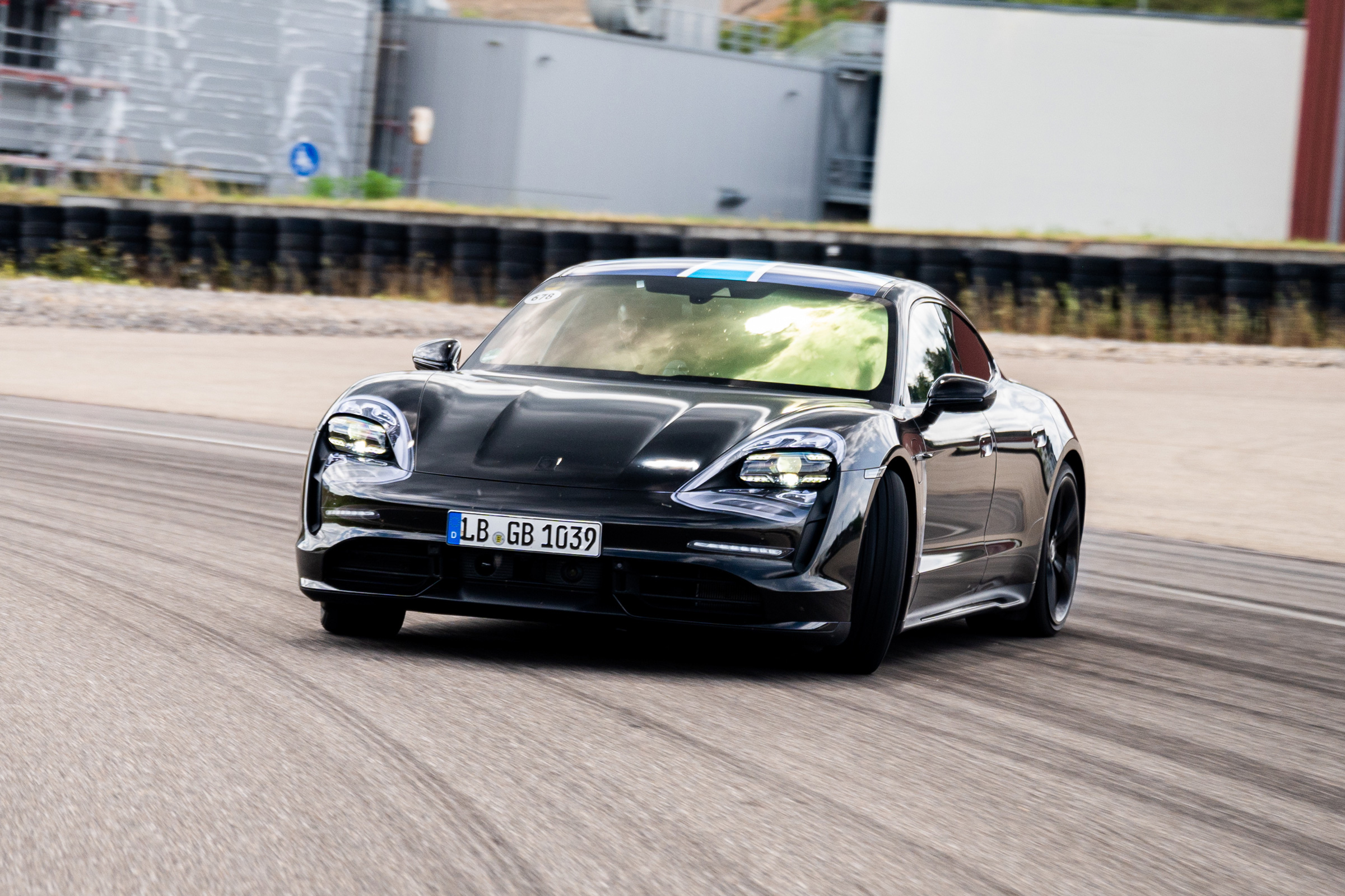 Porsche Taycan - slide
