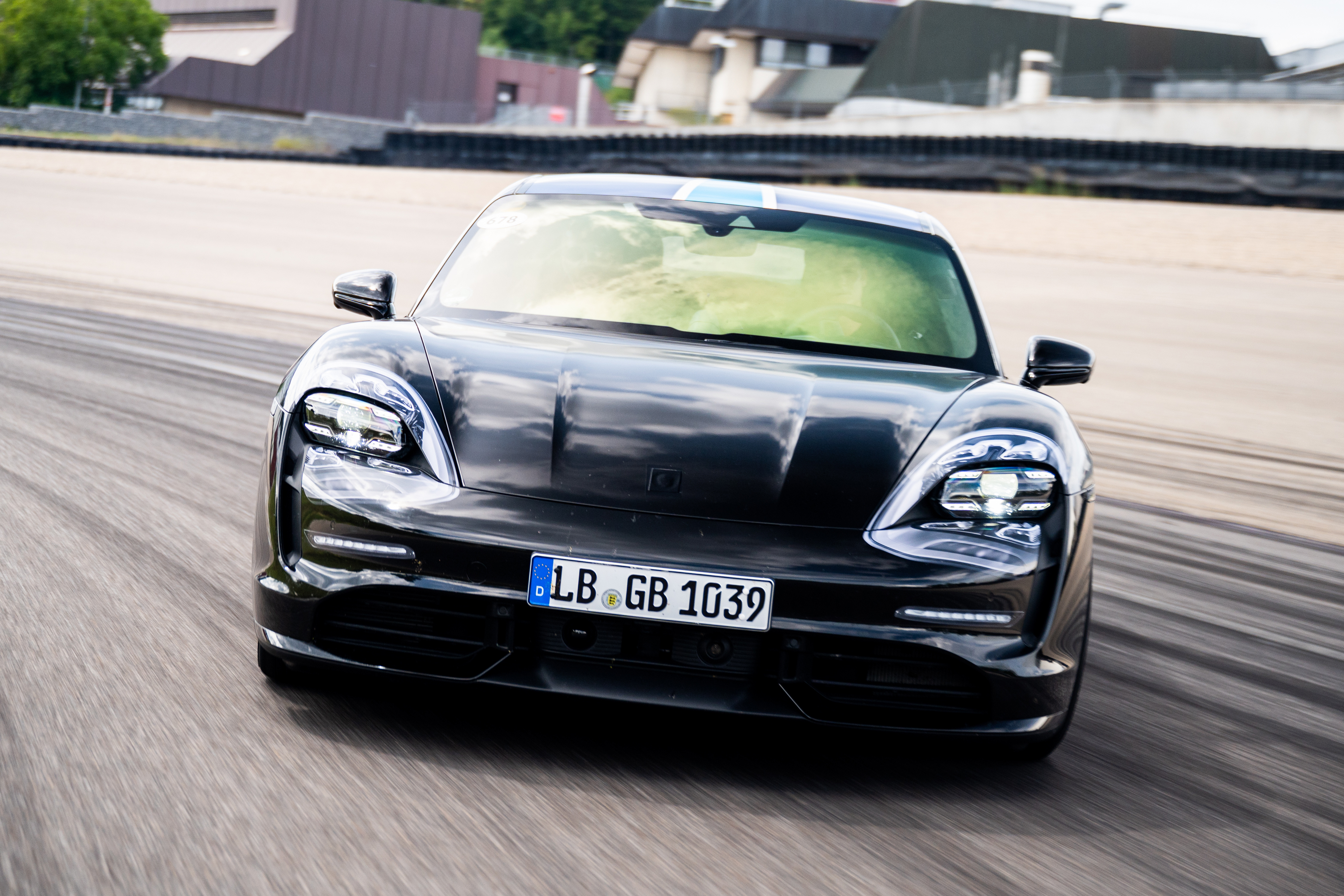 Porsche Taycan - slide