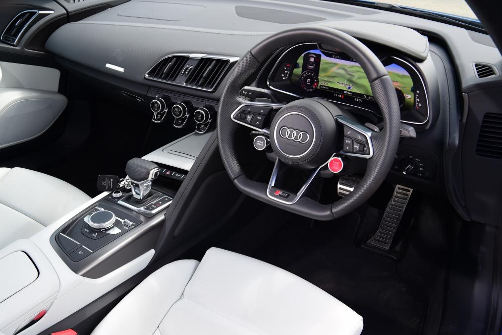 Audi R8 - interior