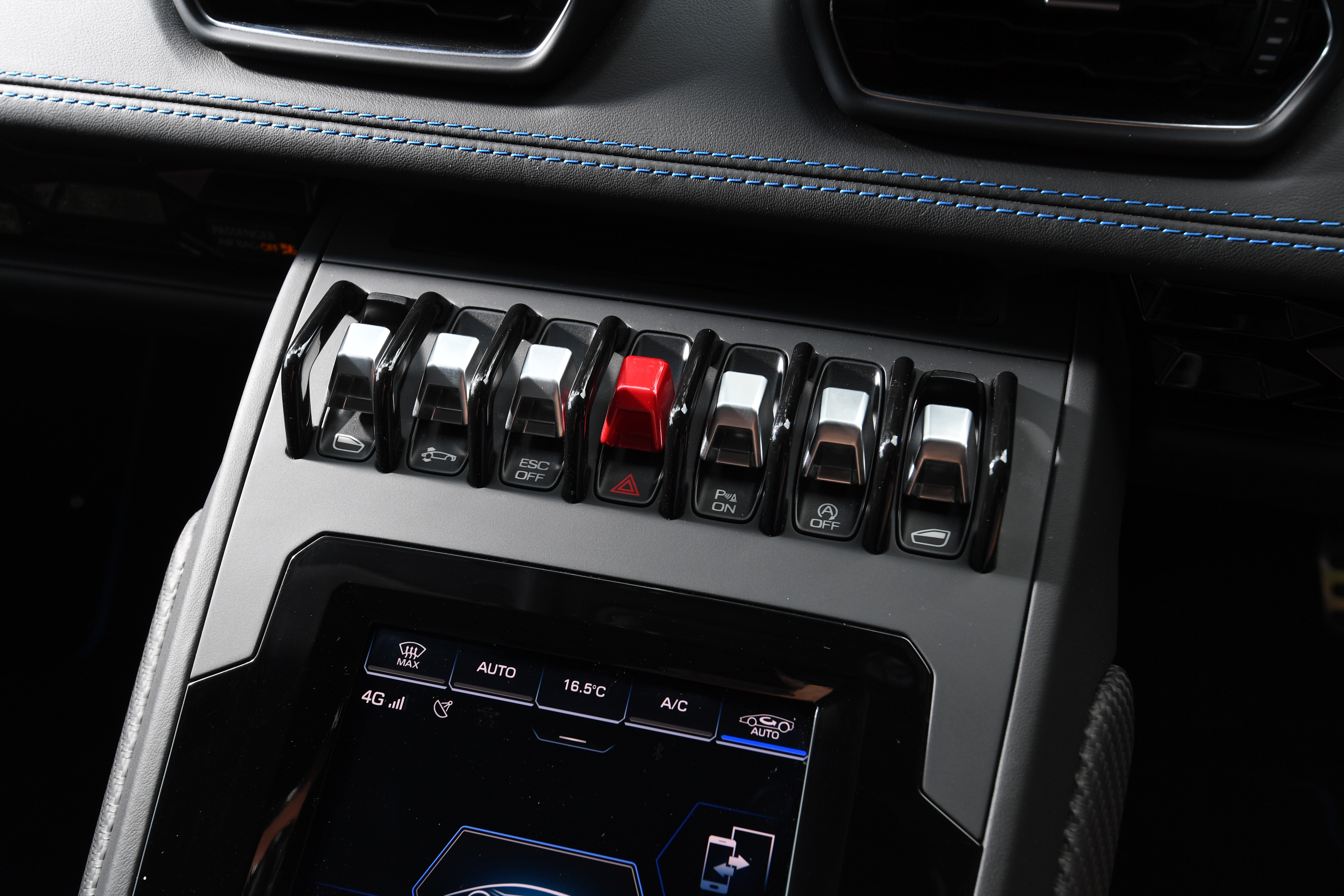 Lamborghini Huracan Evo - buttons