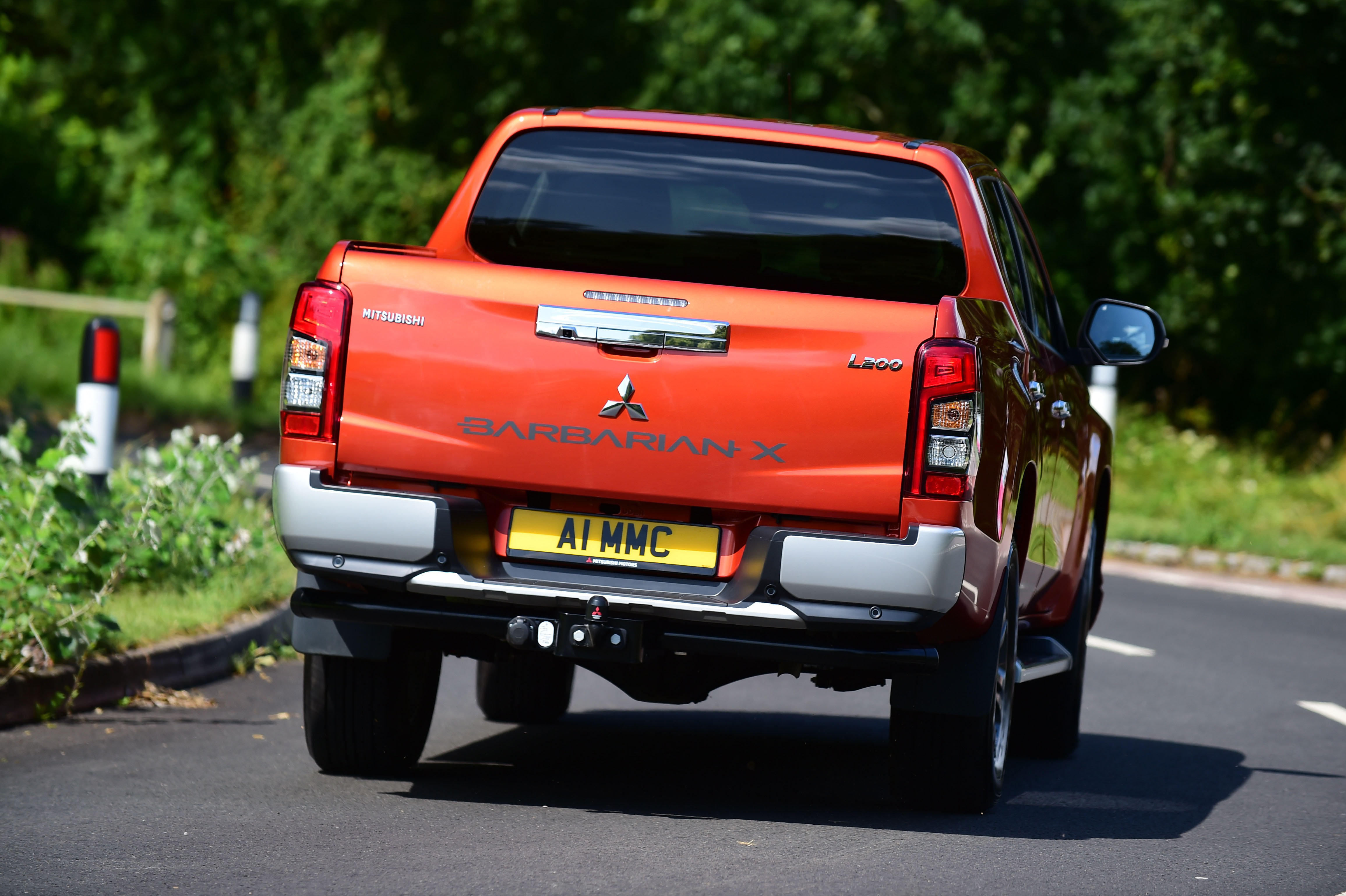 Mitsubishi L200 - rear cornering