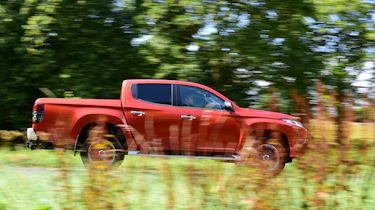 Mitsubishi L200 - side