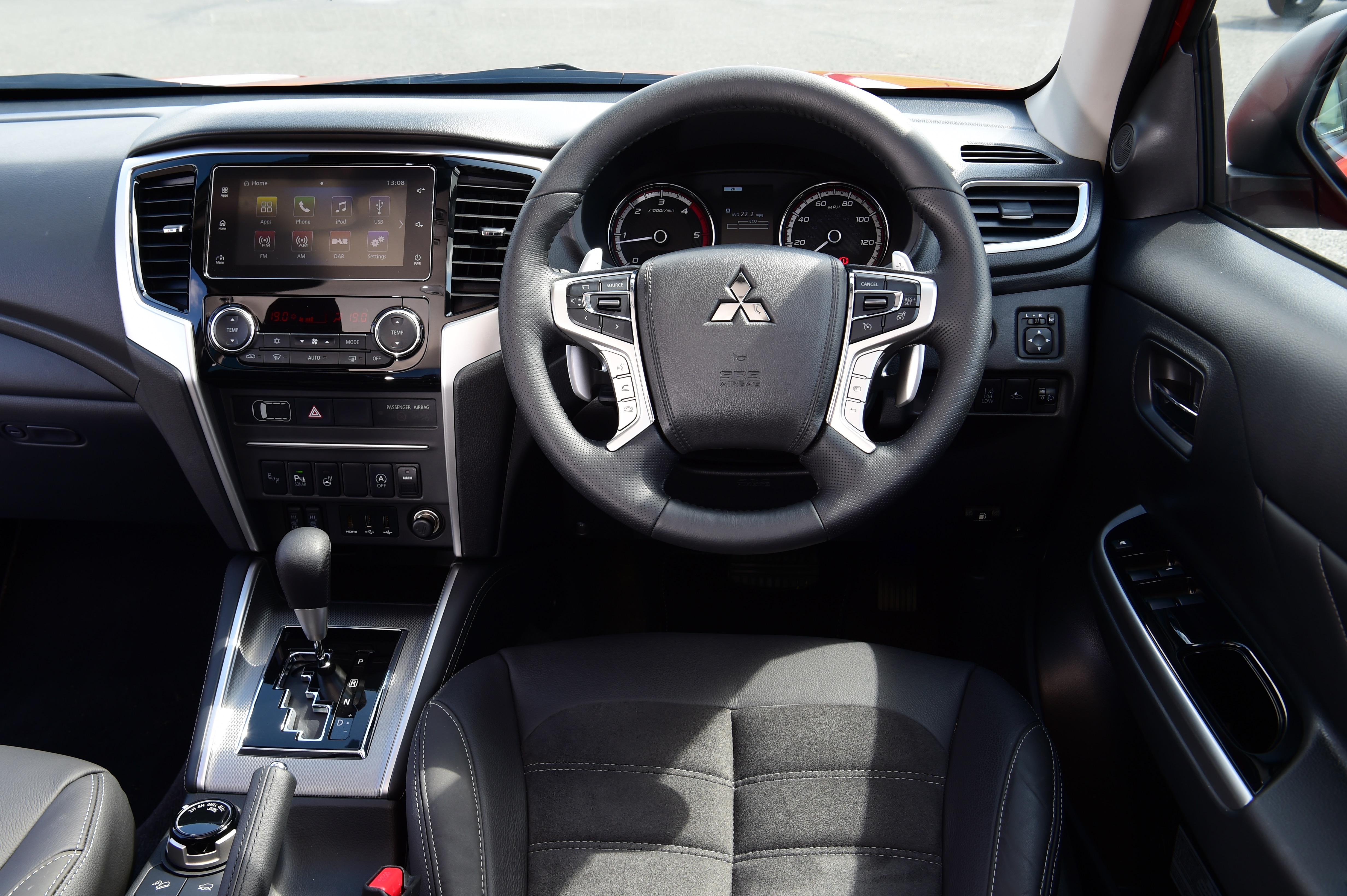 Mitsubishi L200 - interior