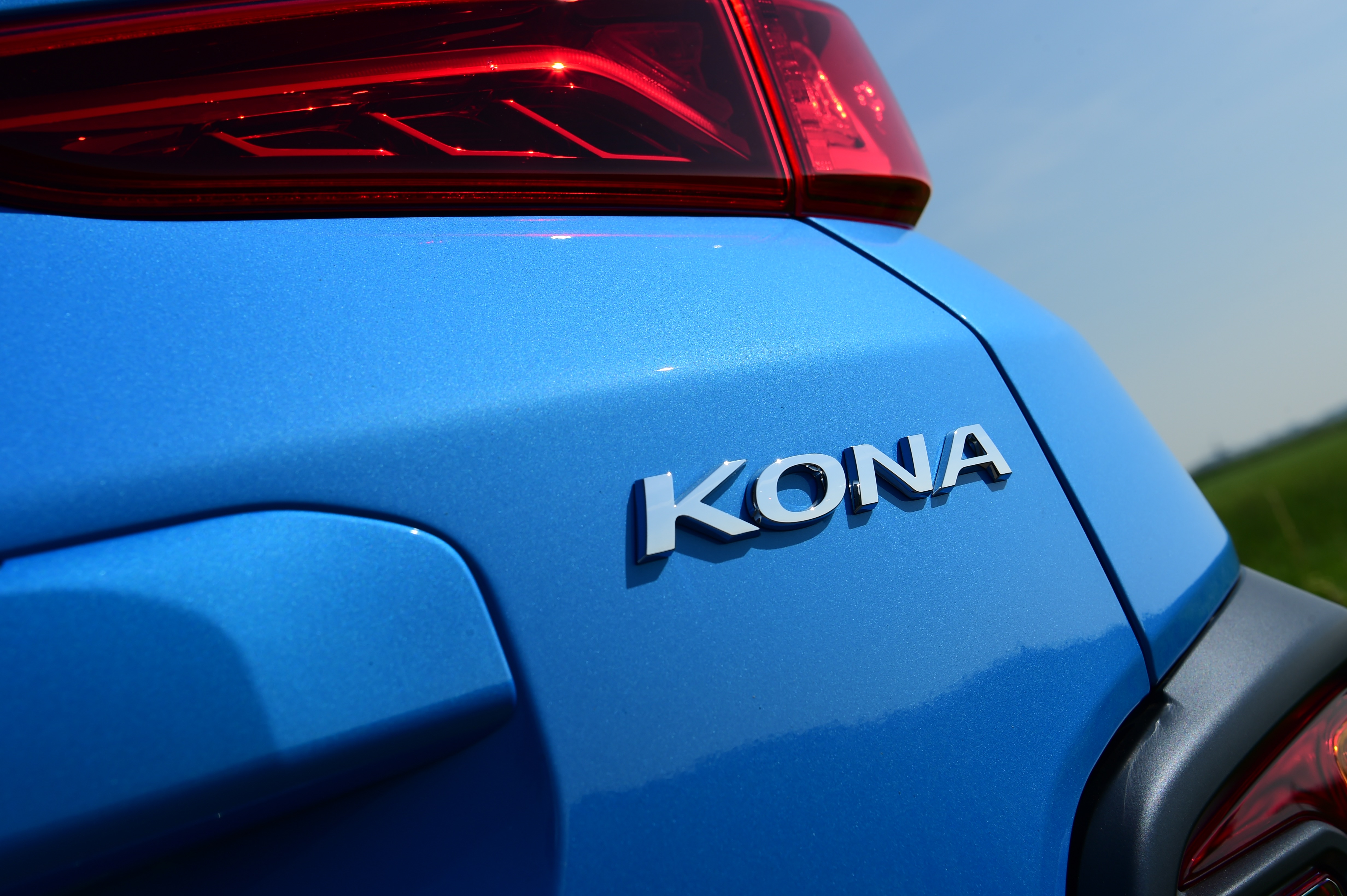 Hyundai Kona Hybrid - badge