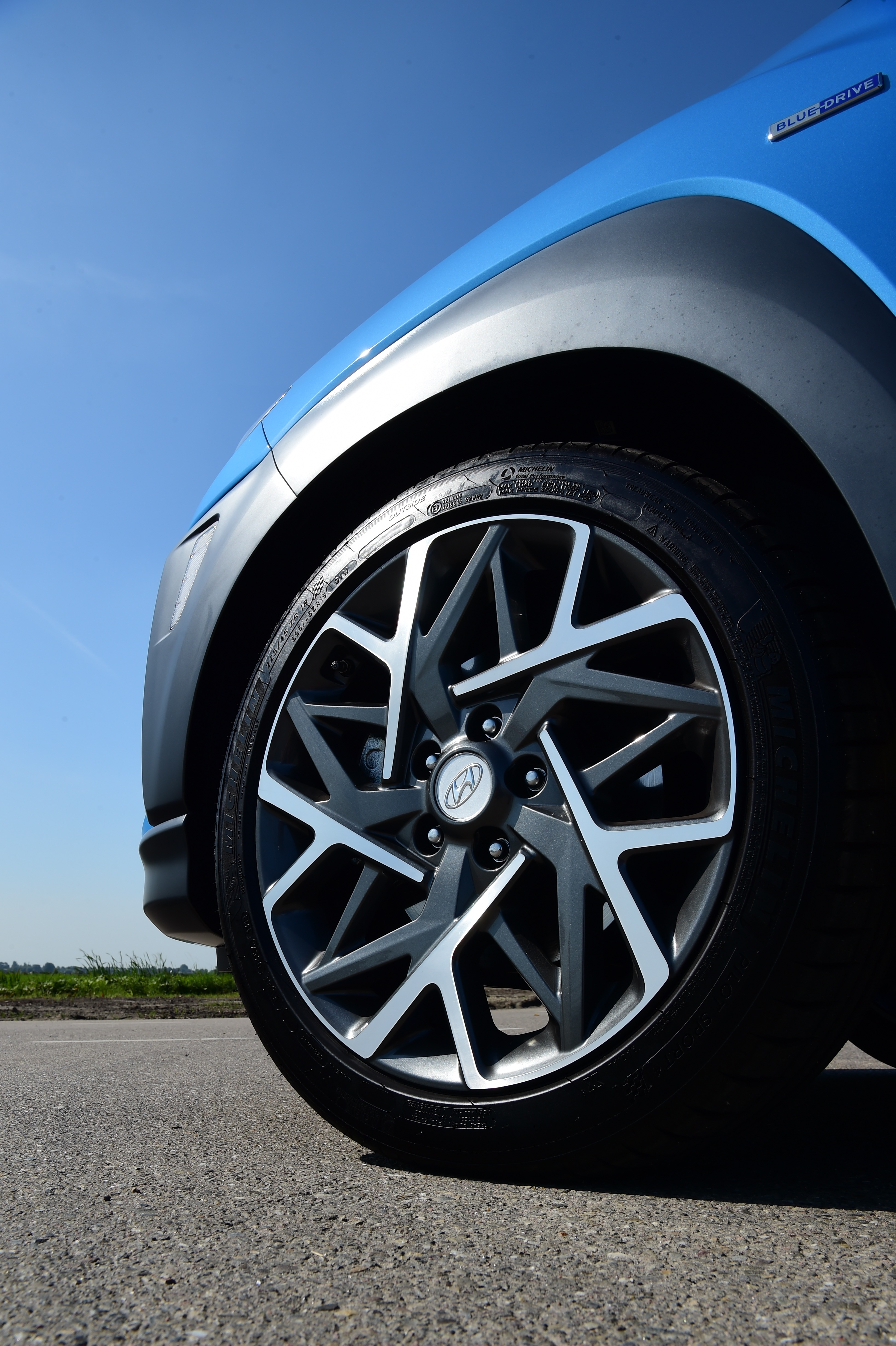 Hyundai Kona Hybrid - wheel
