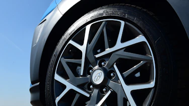 Hyundai Kona Hybrid - wheel