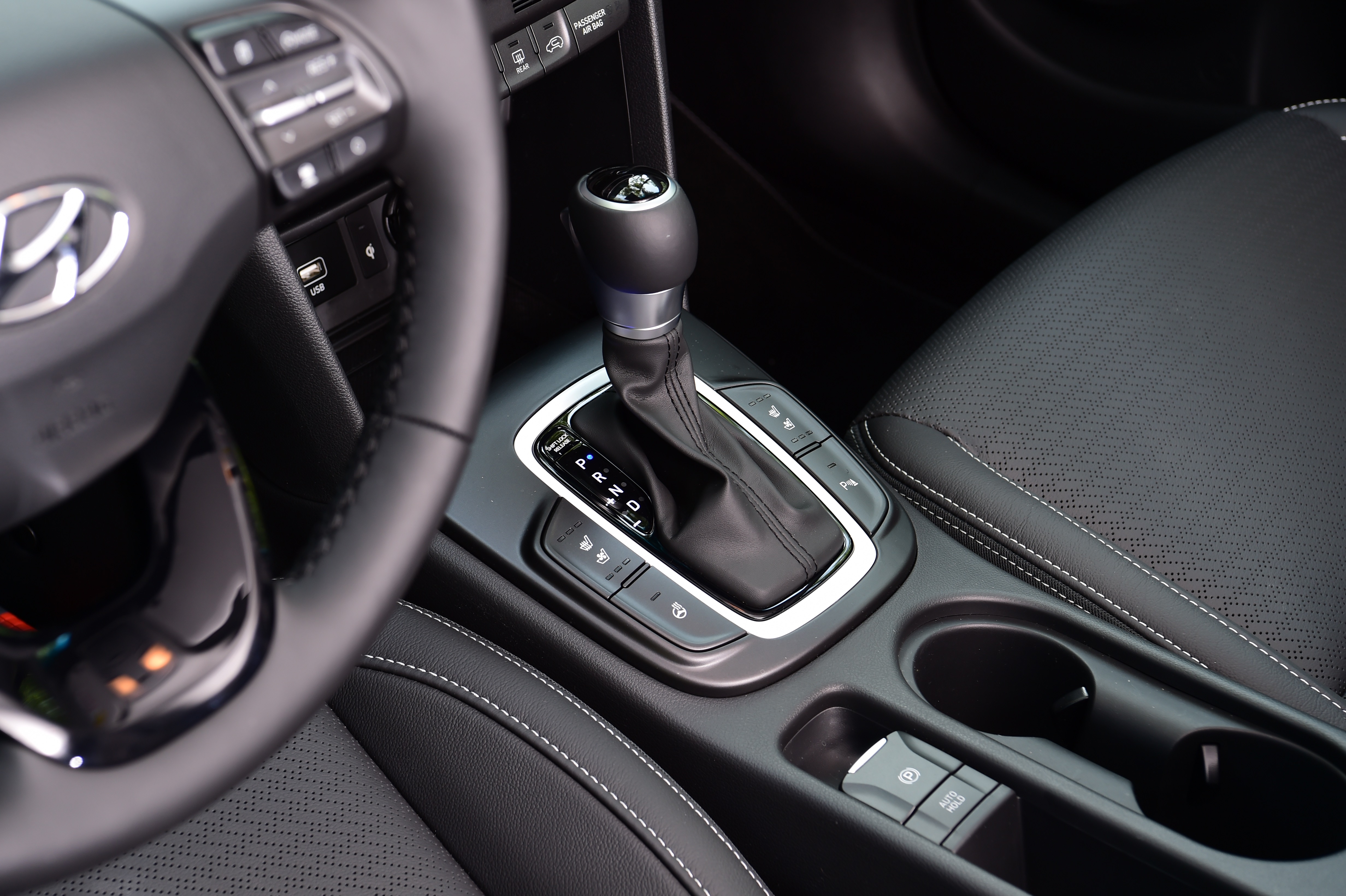Hyundai Kona Hybrid - gear