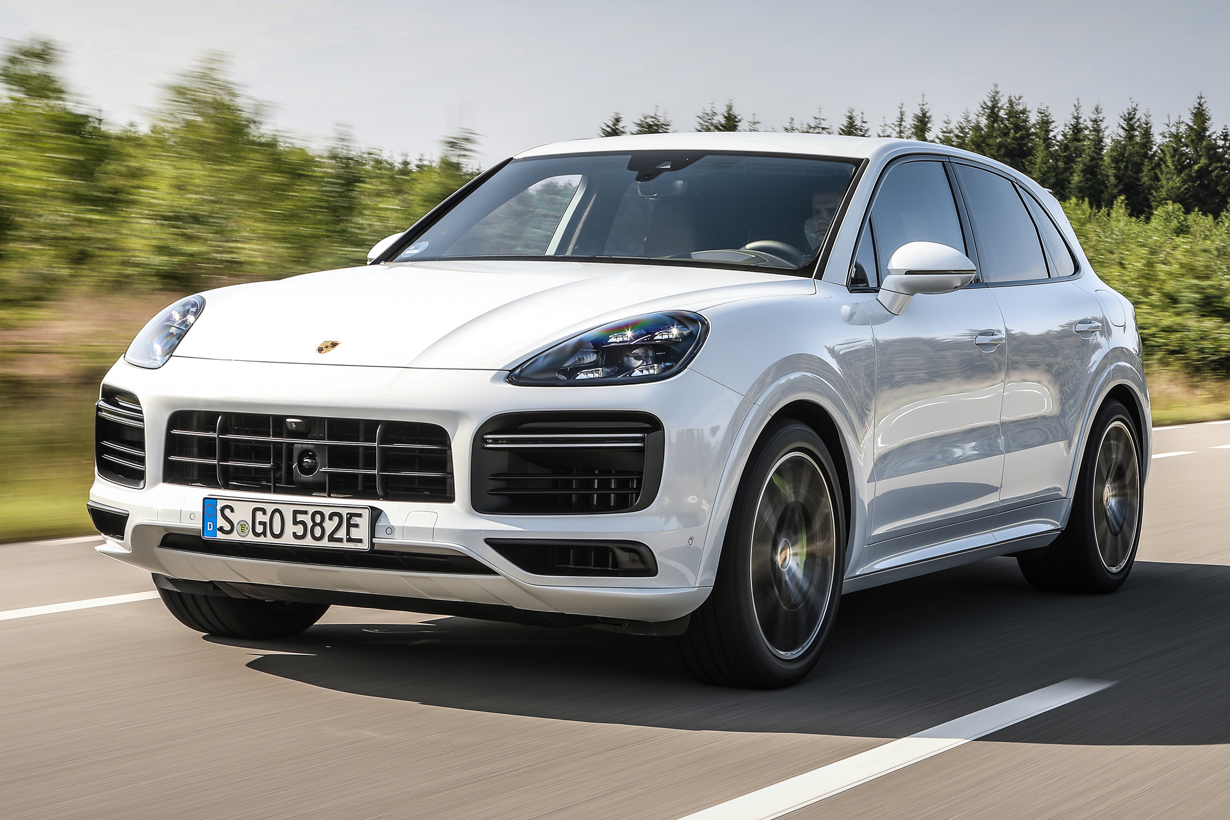 Porsche Cayenne Turbo S E-Hybrid - front tracking