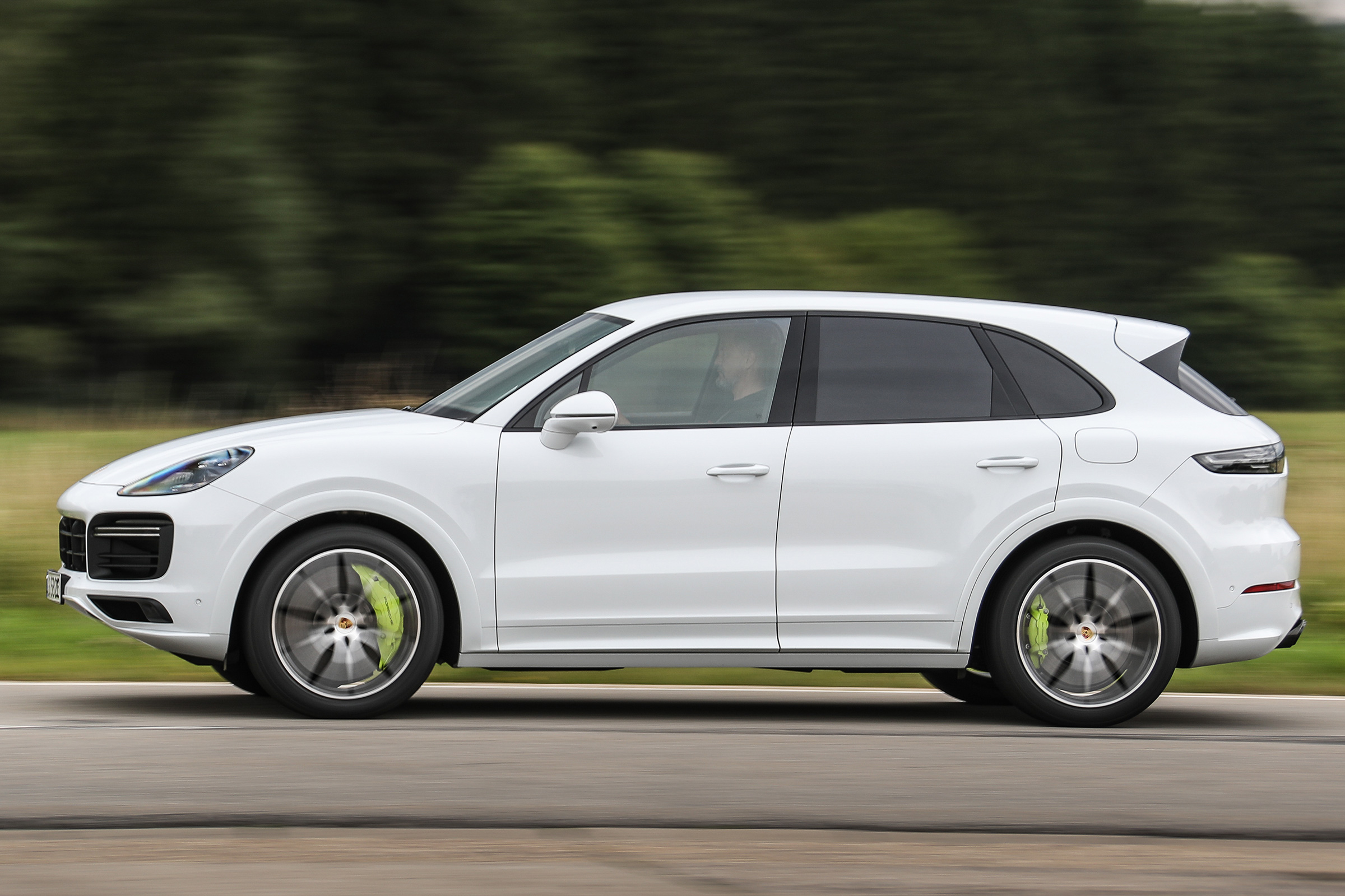 Porsche Cayenne Turbo S E-Hybrid - side tracking