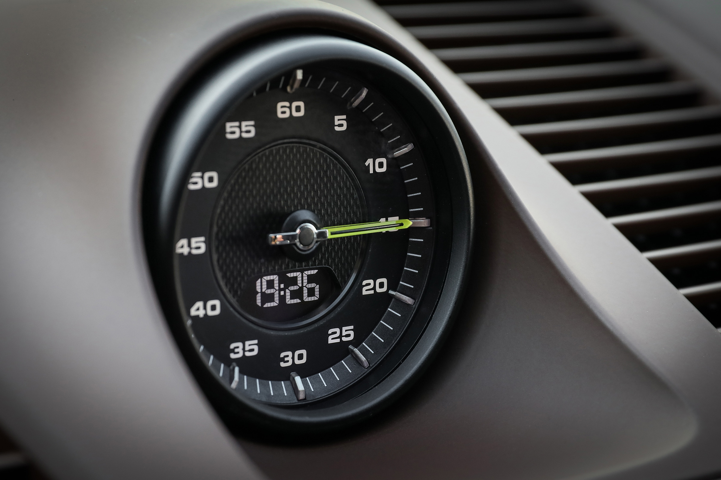 Porsche Cayenne Turbo S E-Hybrid - clock