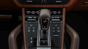 Porsche Cayenne Turbo S E-Hybrid - gearstick