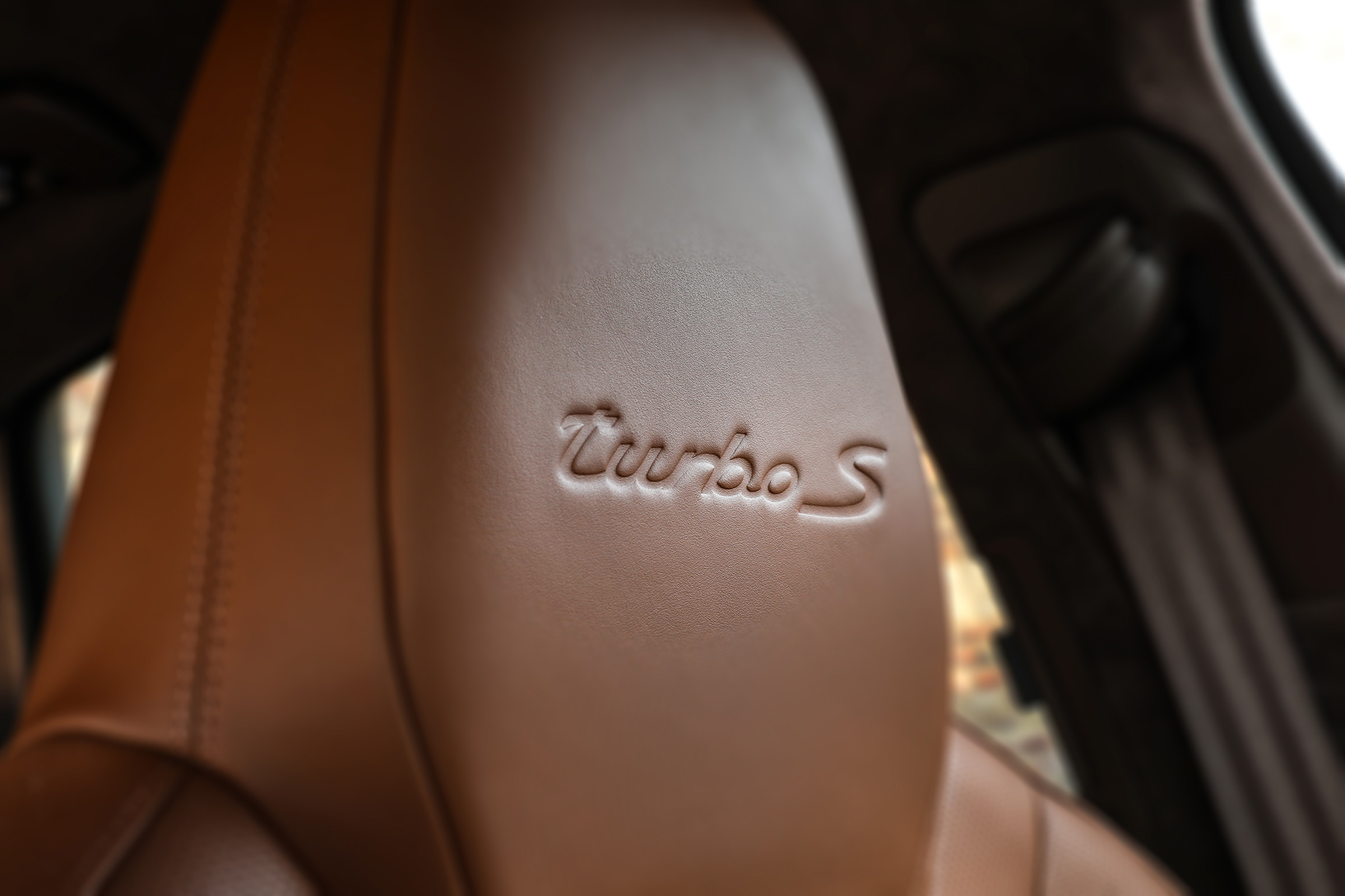 Porsche Cayenne Turbo S E-Hybrid - headrest