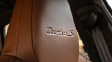 Porsche Cayenne Turbo S E-Hybrid - headrest
