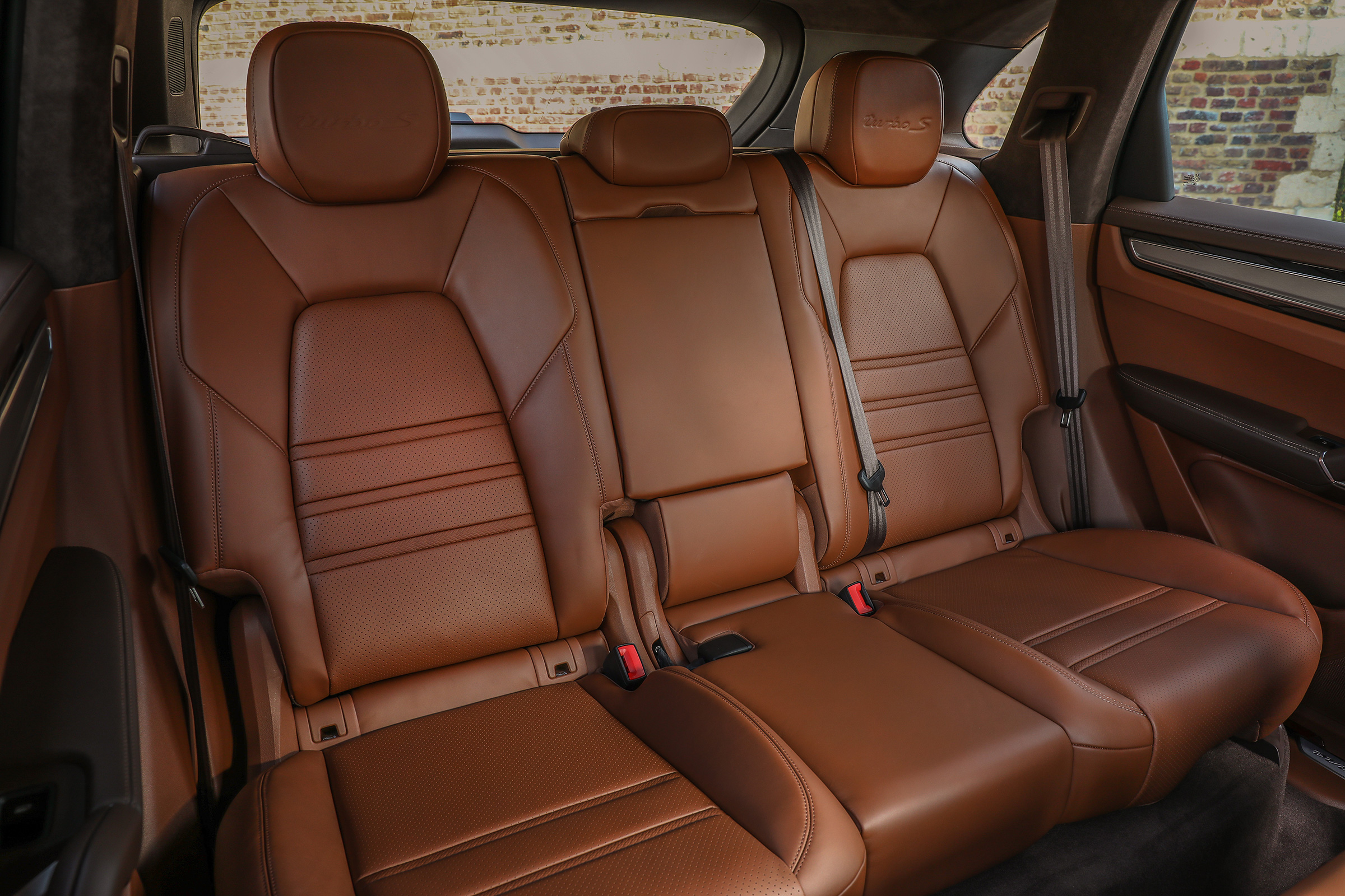 Porsche Cayenne Turbo S E-Hybrid - rear seats