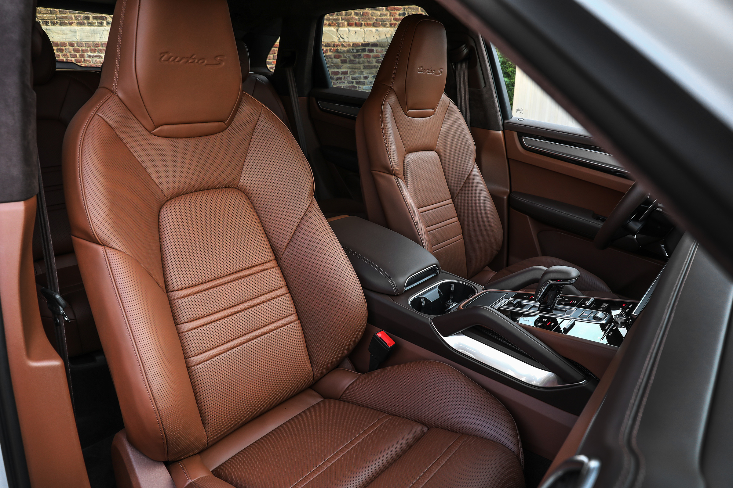 Porsche Cayenne Turbo S E-Hybrid - front seats