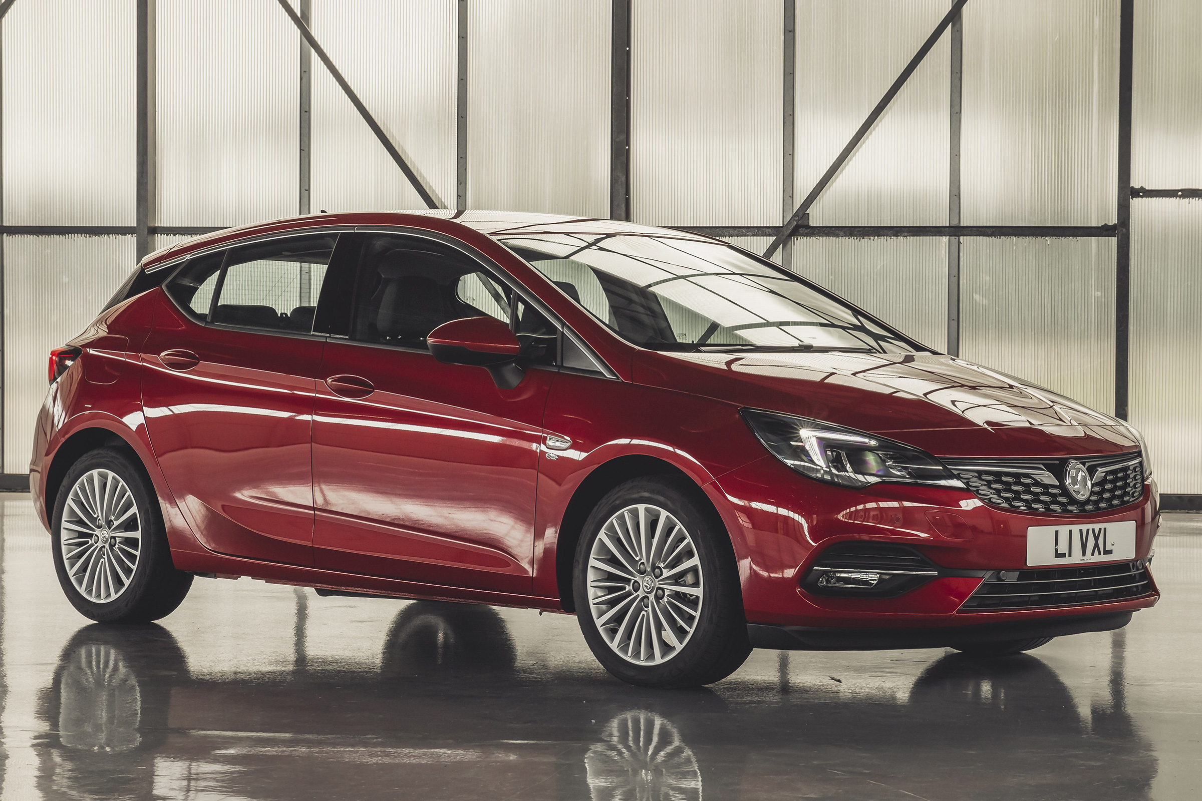 Vauxhall Astra 2019 facelift - front 3/4 static 