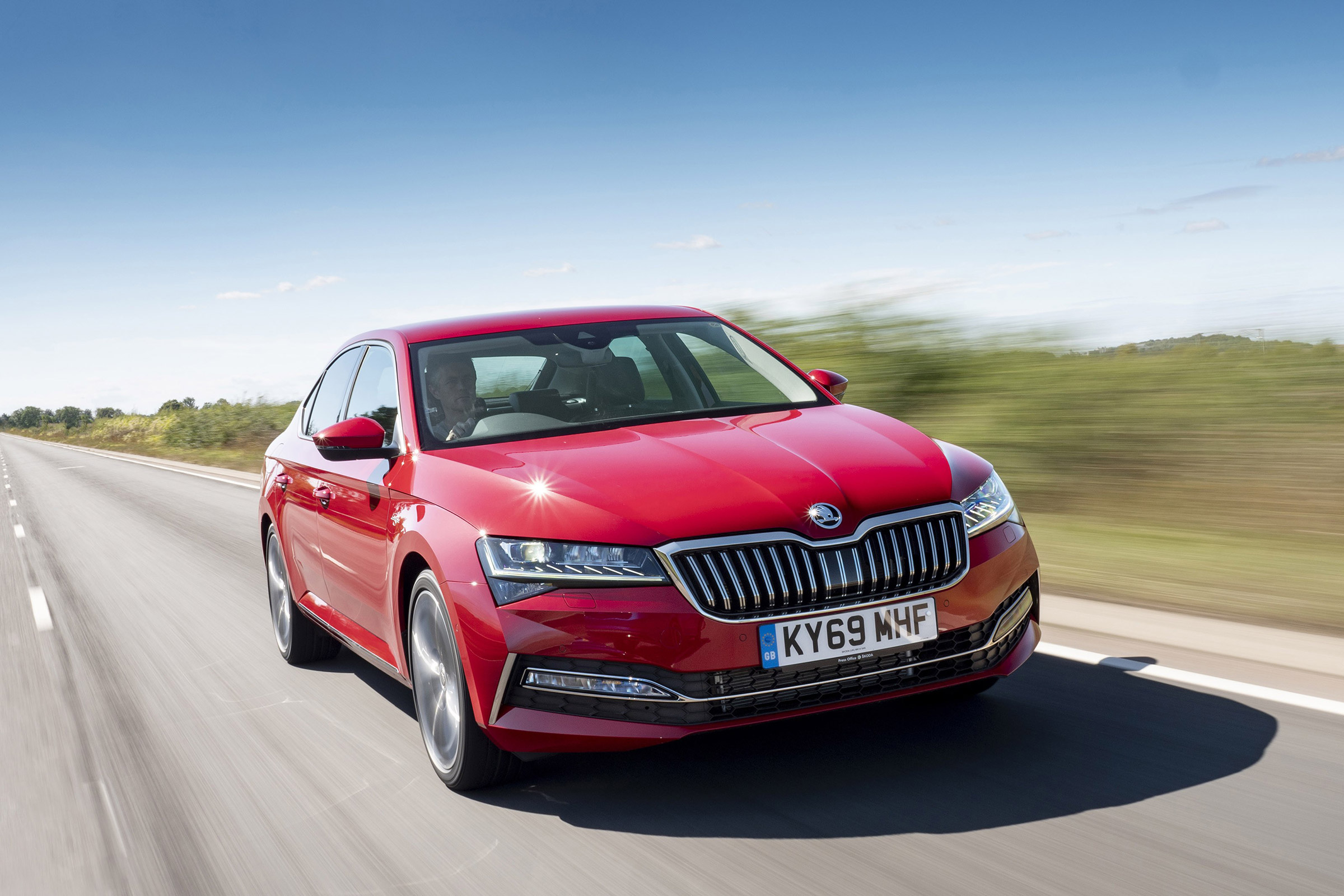 Skoda Superb - front tracking