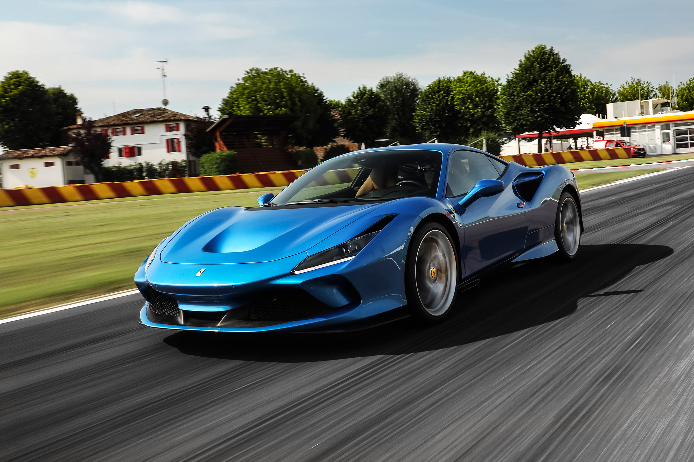Ferrari F8 Tributo - front tracking