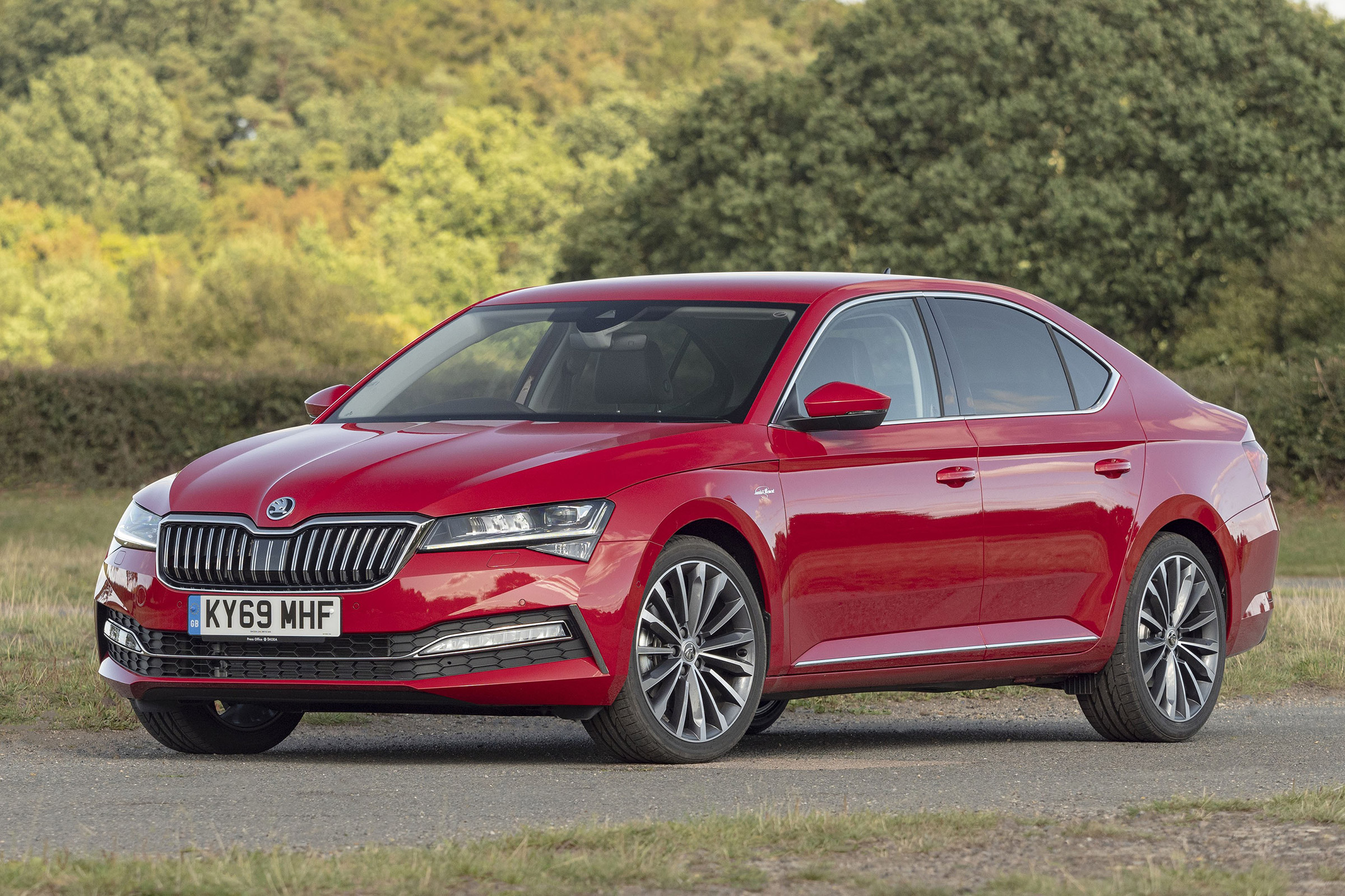 Skoda Superb - front static