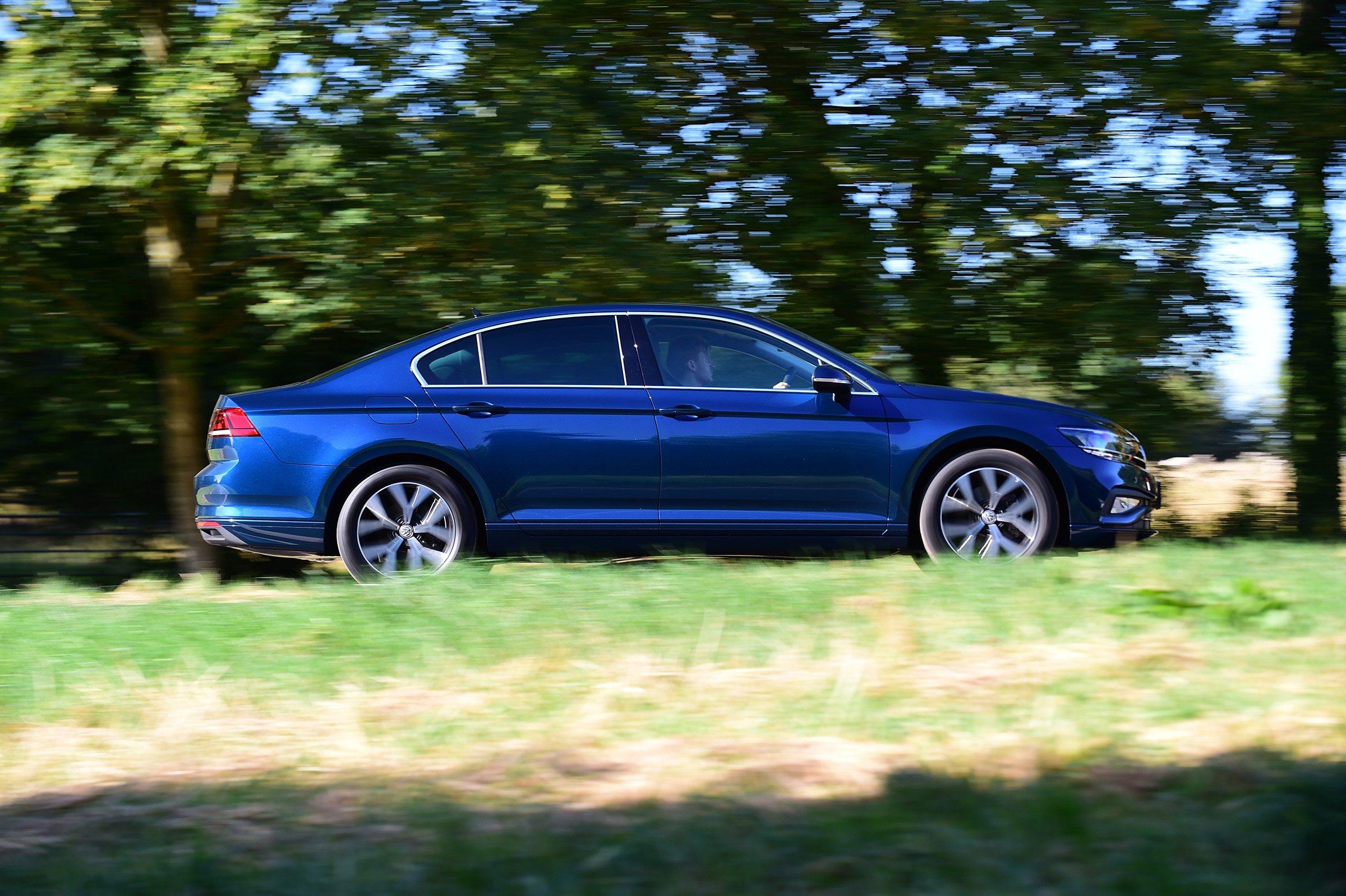 Volkswagen Passat - side