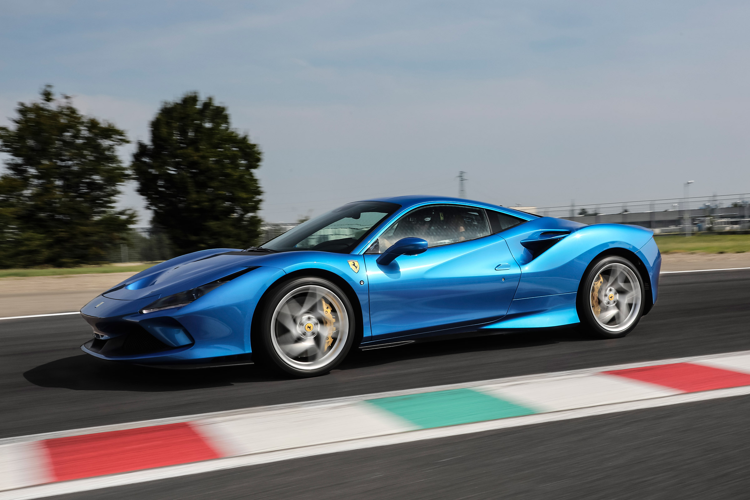 Ferrari F8 Tributo - side action