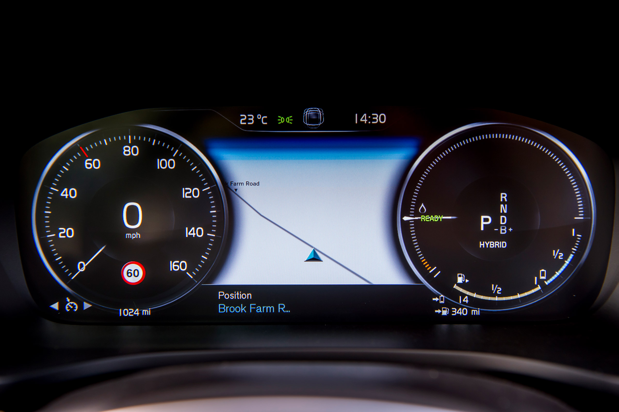 Volvo V60 T8 Twin Engine - dials