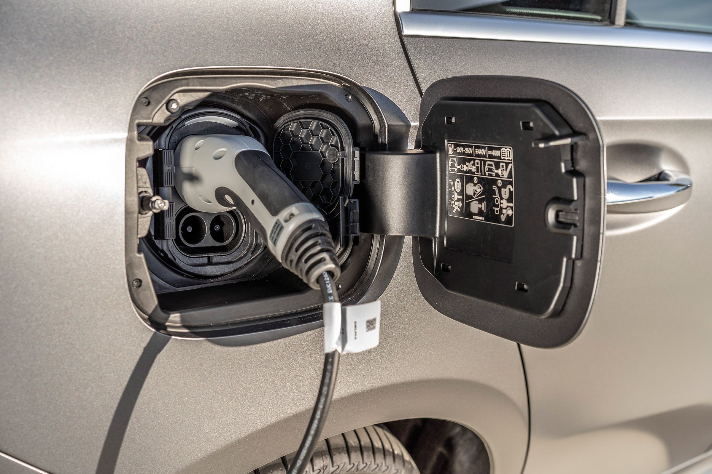 Mercedes A 250 e - charging