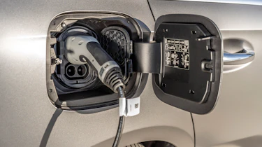 Mercedes A 250 e - charging