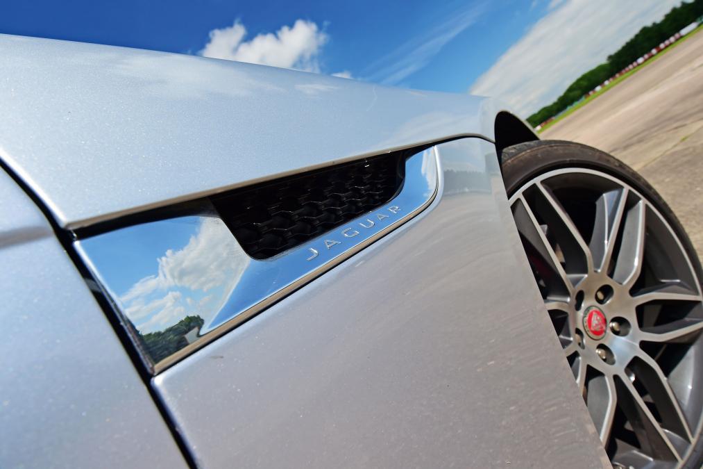Used Jaguar F-Type - detail