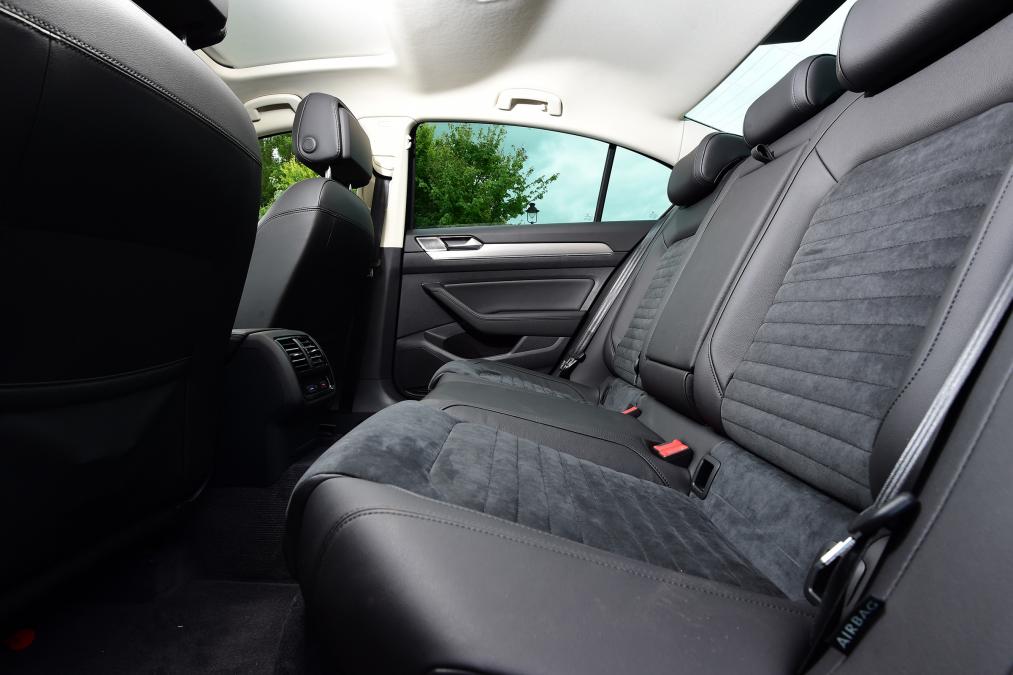 Used Volkswagen Passat - rear seats