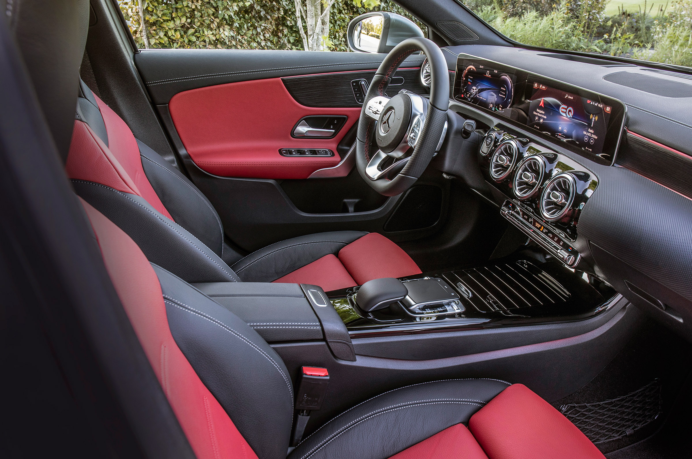 Mercedes A 250 e - front seats