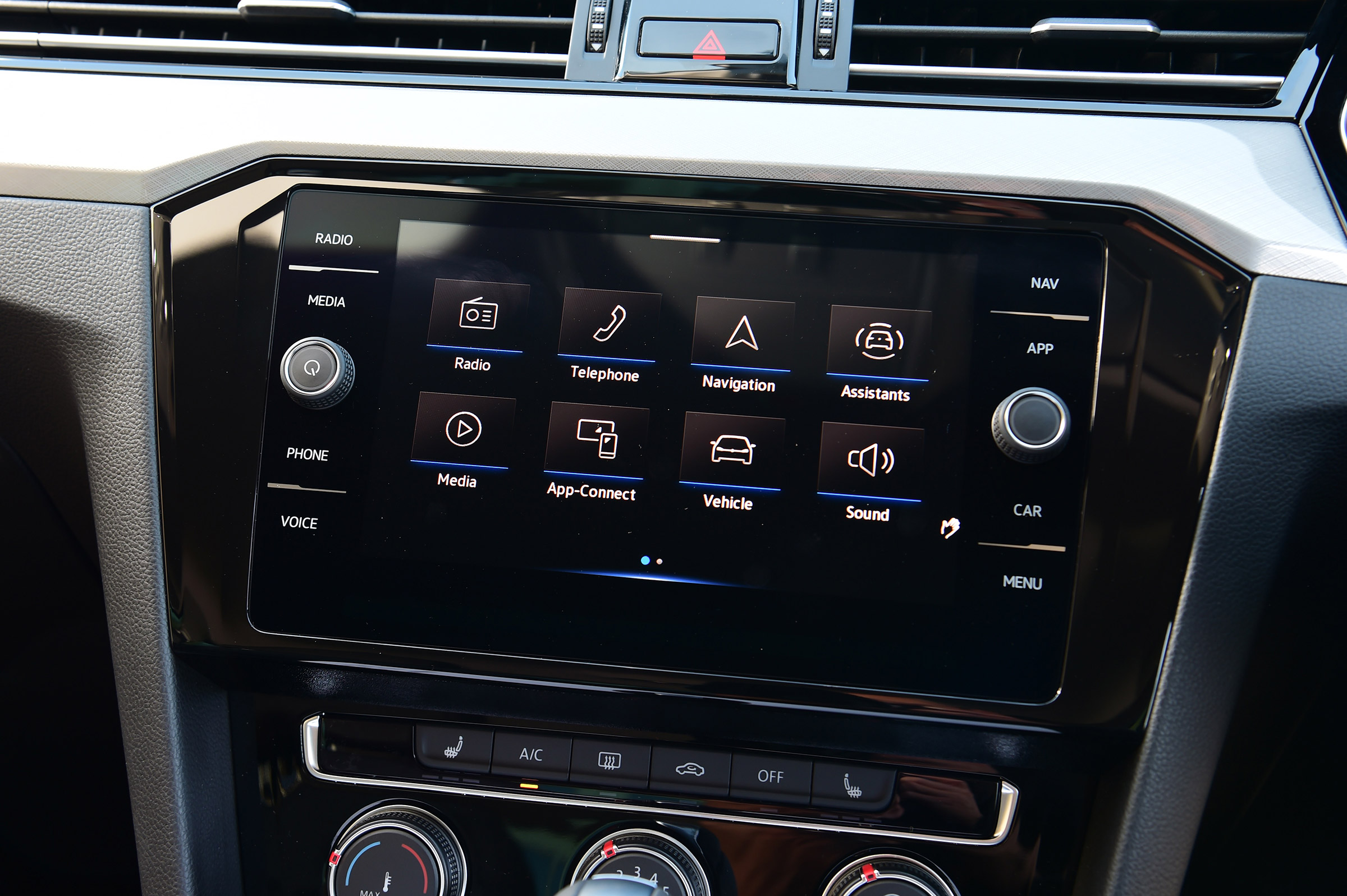 Volkswagen Passat - infotainment