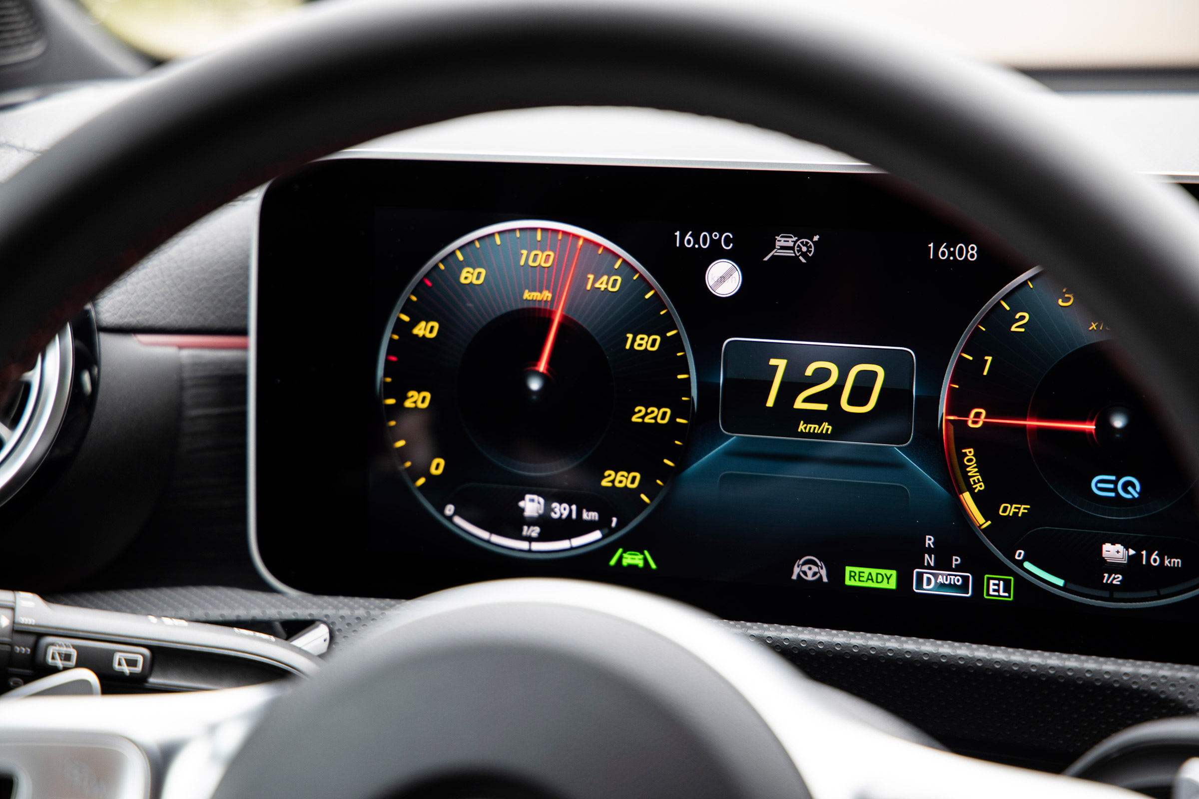 Mercedes A 250 e - dials