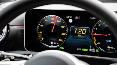 Mercedes A 250 e - dials