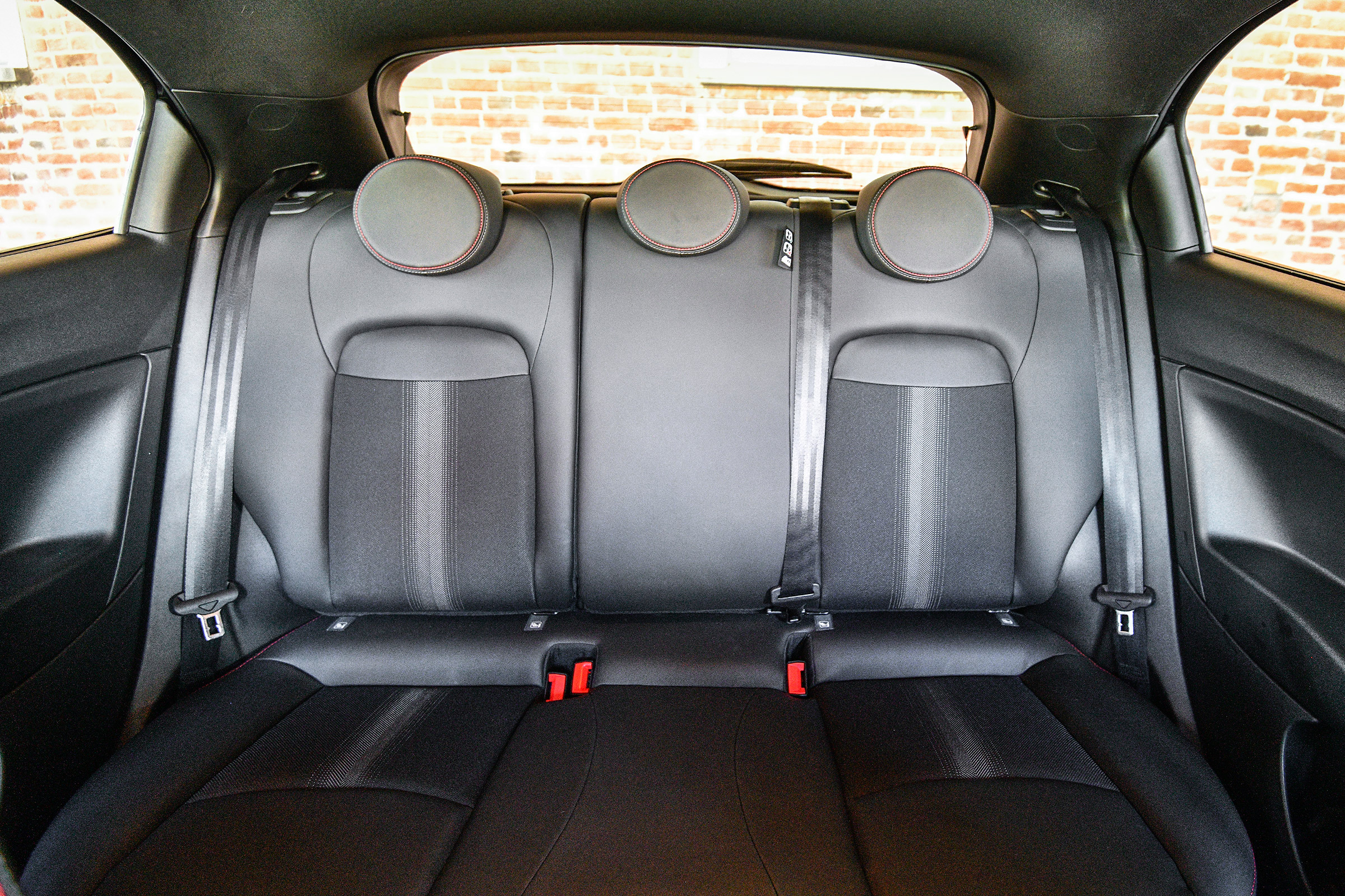 Fiat 500 X Sport - back seats